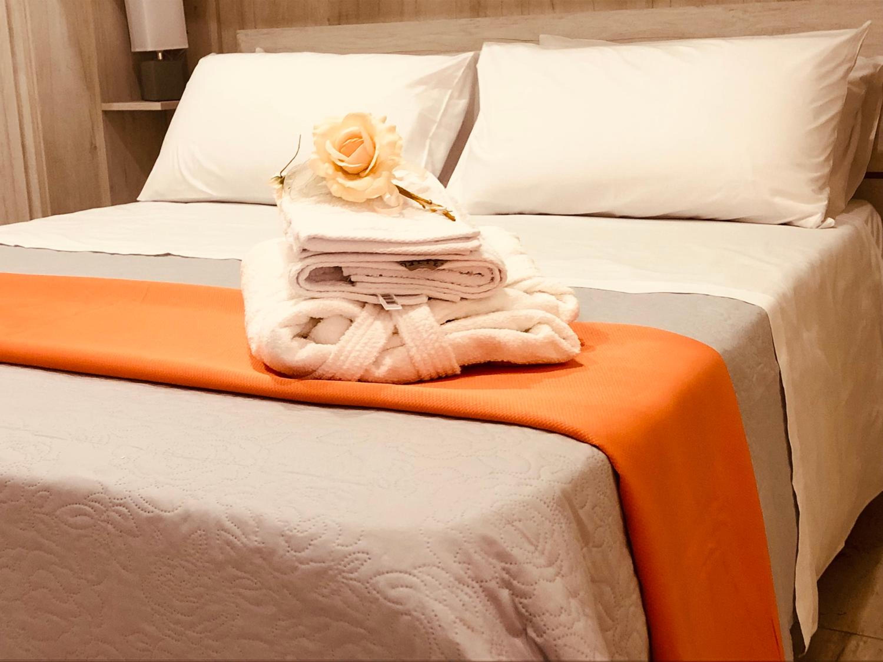 Deluxe Double Room with Balcony - Photo 8