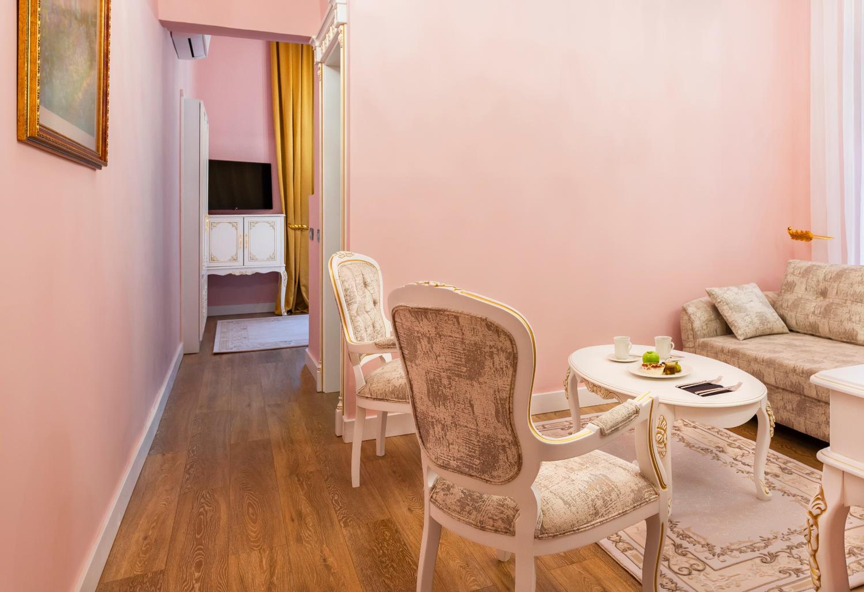 Executive Suite - Photo 9