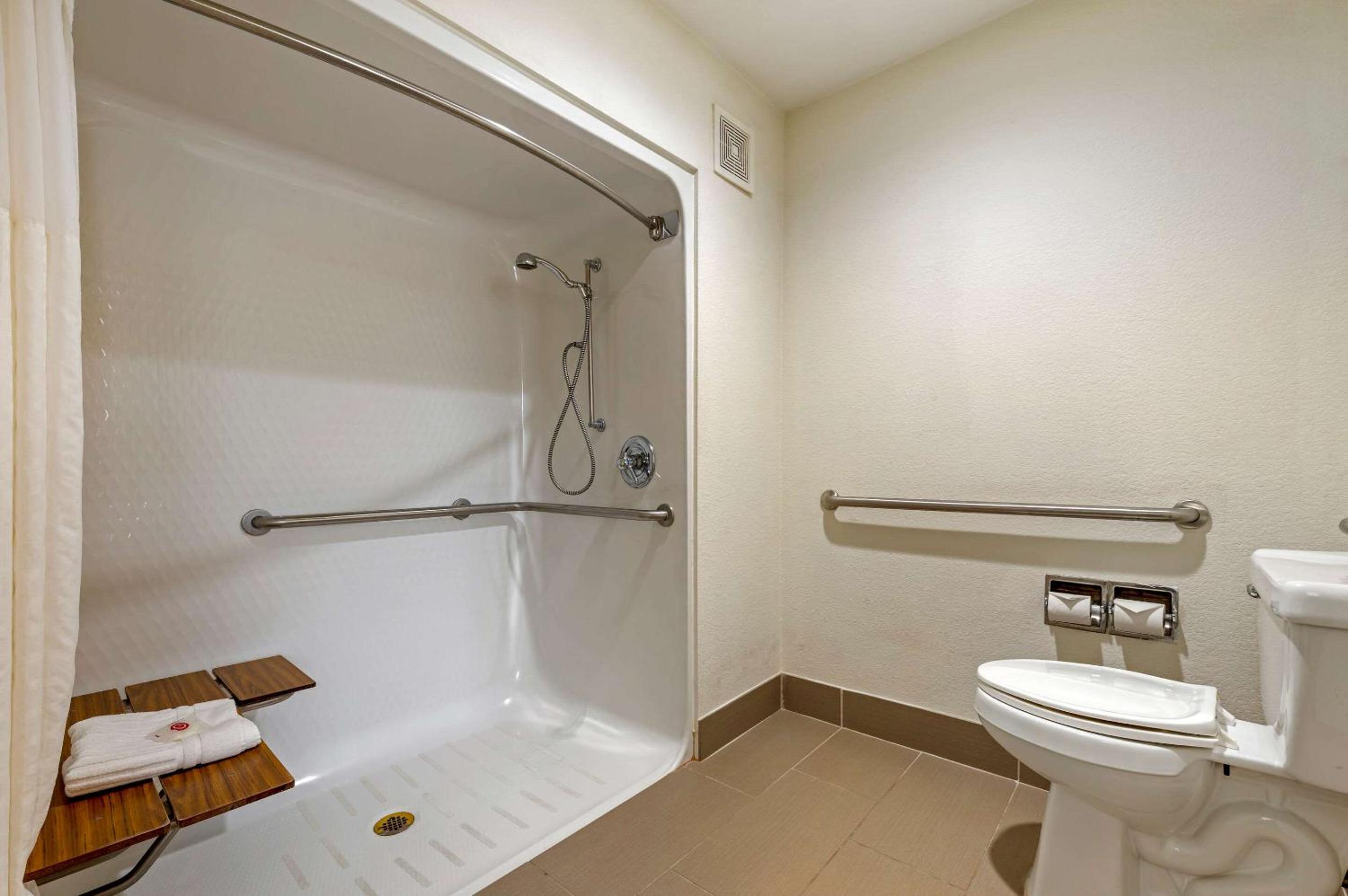 Queen Room - Accessible/Non-Smoking - Photo 3