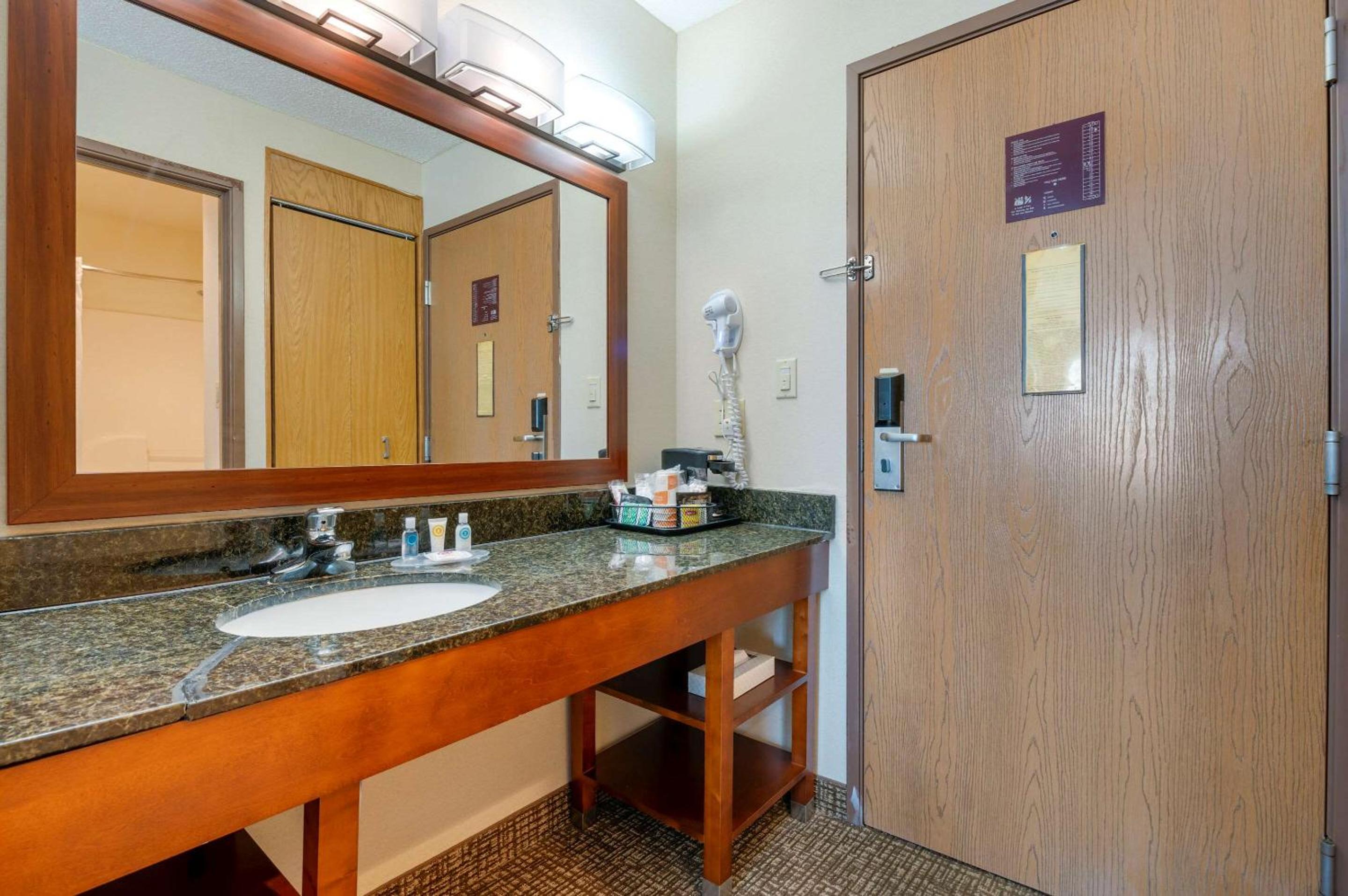 Double Room with Two Double Beds - Non-Smoking - Photo 7