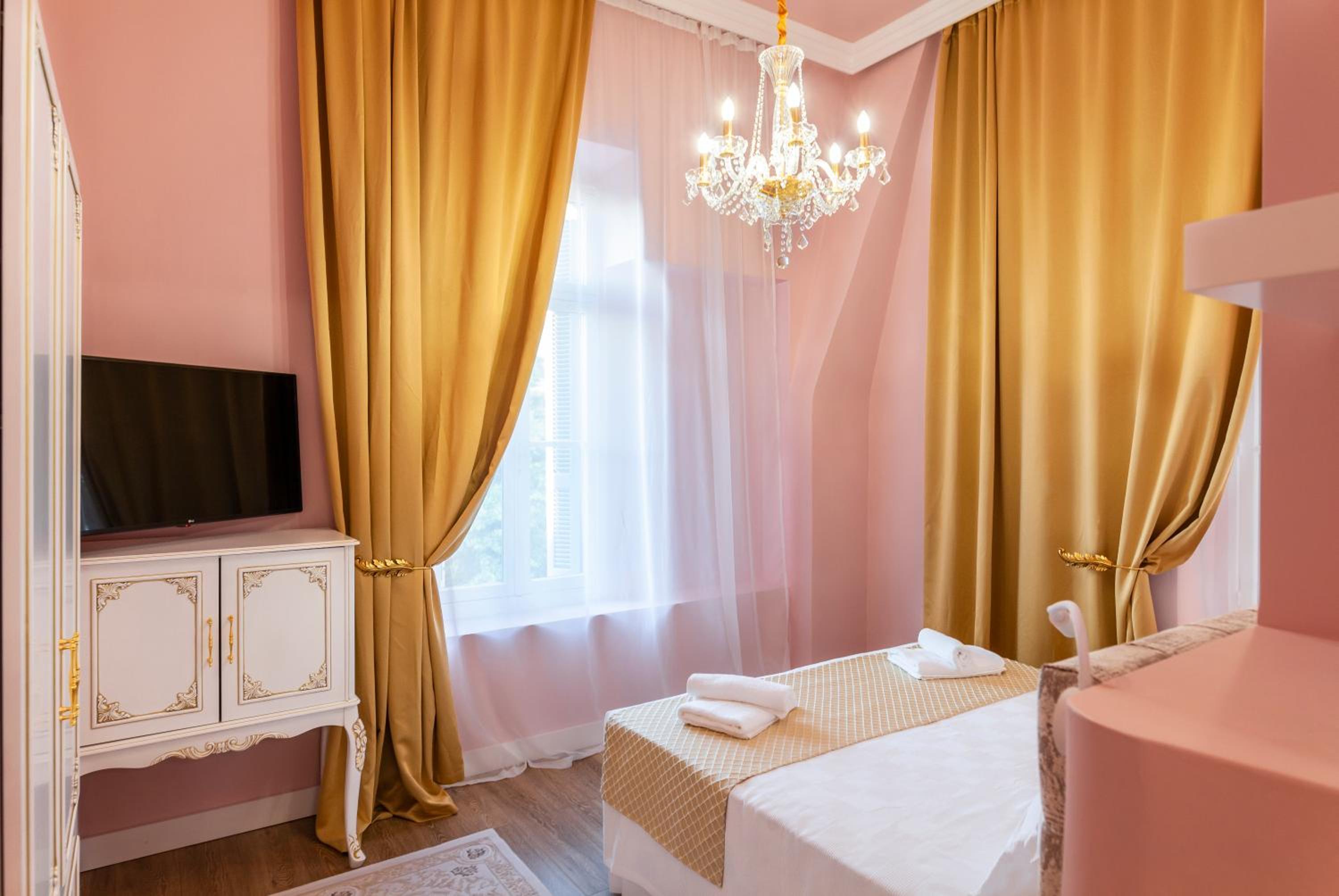 Executive Suite - Photo 5