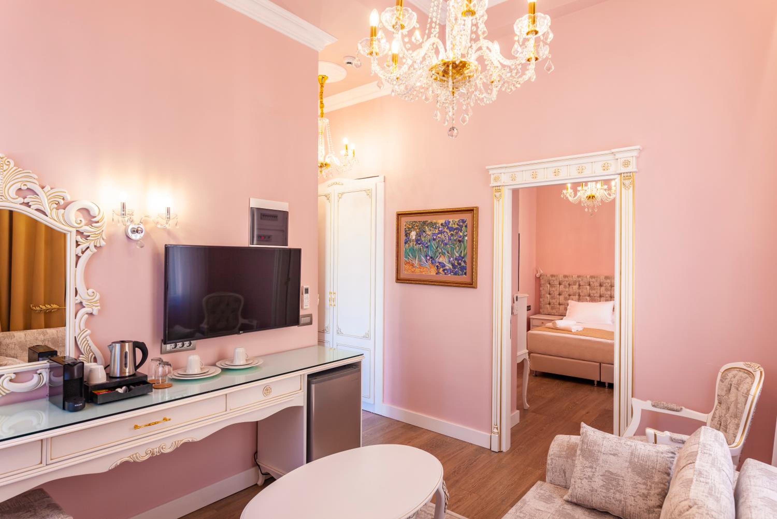 Executive Suite - Photo 2