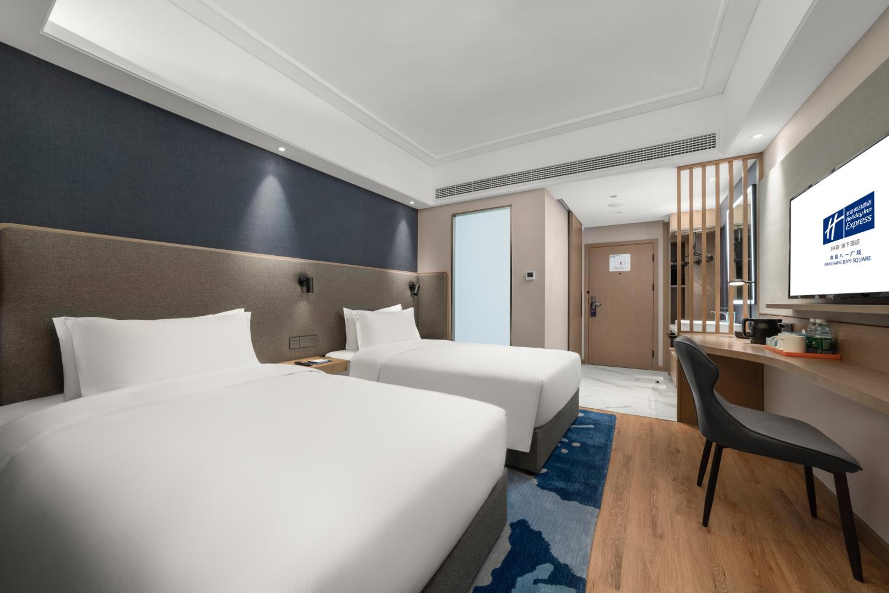 Standard Twin Room with City View - Photo 5