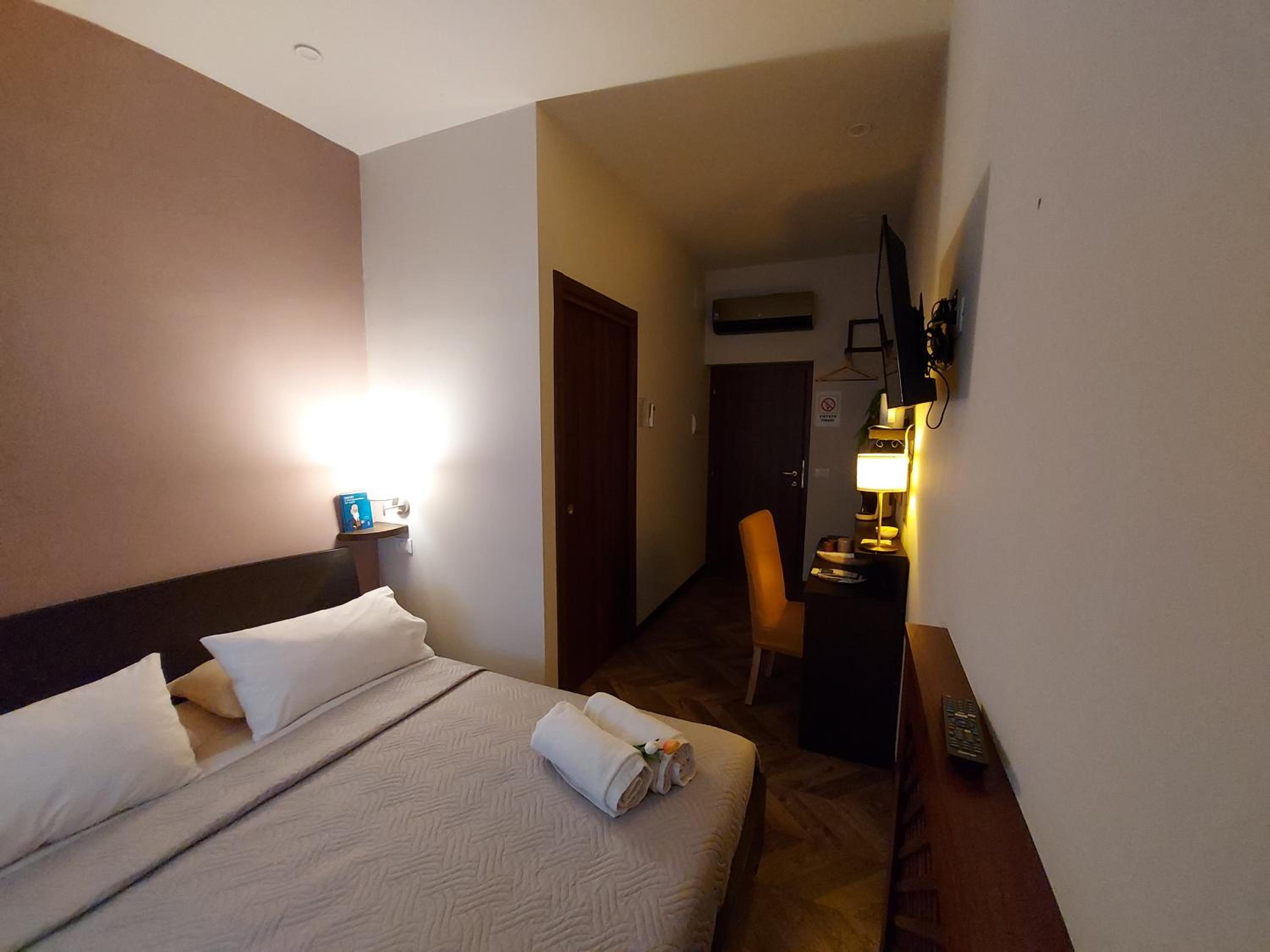 Double Room with Private Bathroom - Photo 7