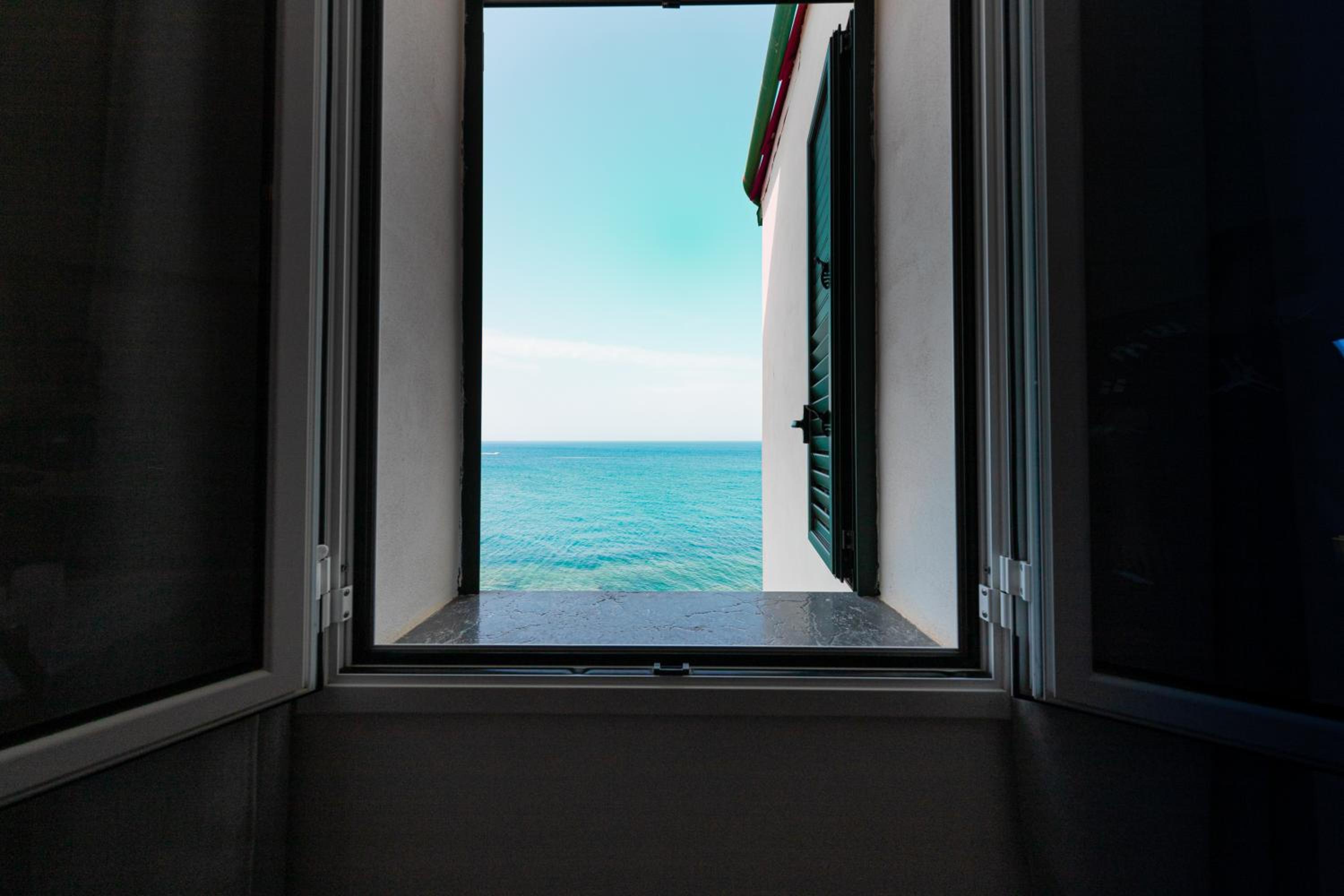 Deluxe Double Room with Sea View - Photo 9