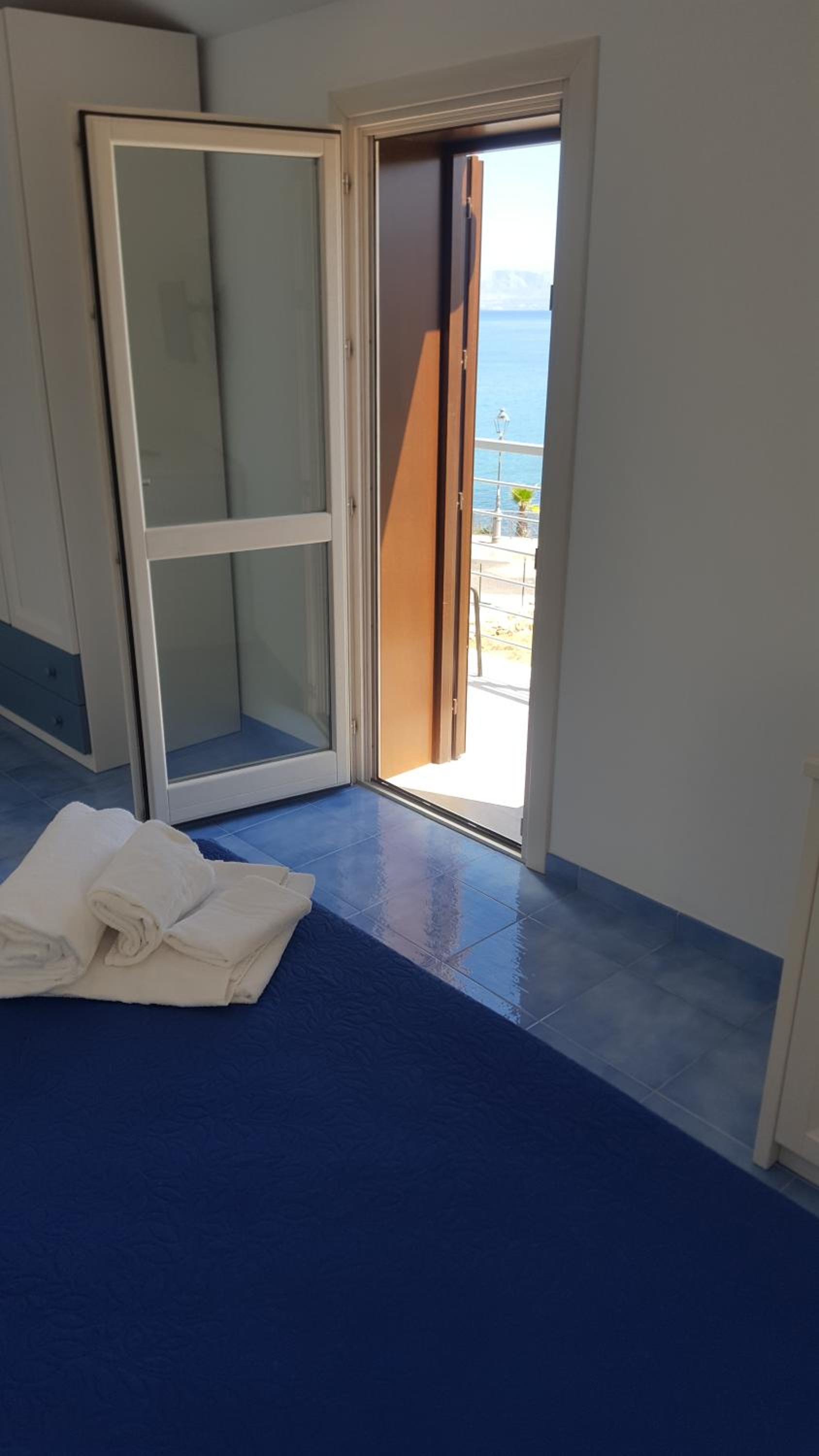 Triple Room with Sea View - Photo 11