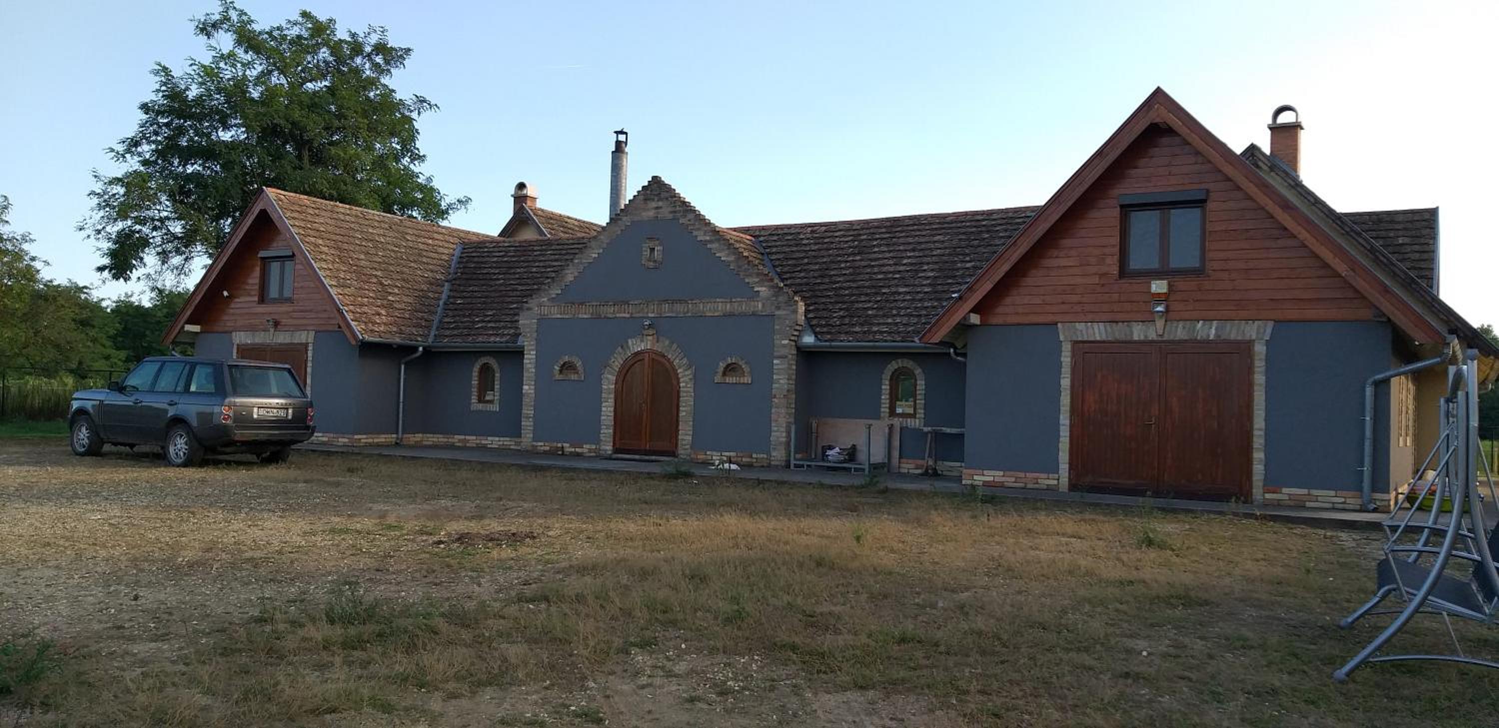 Six-Bedroom House photo 1