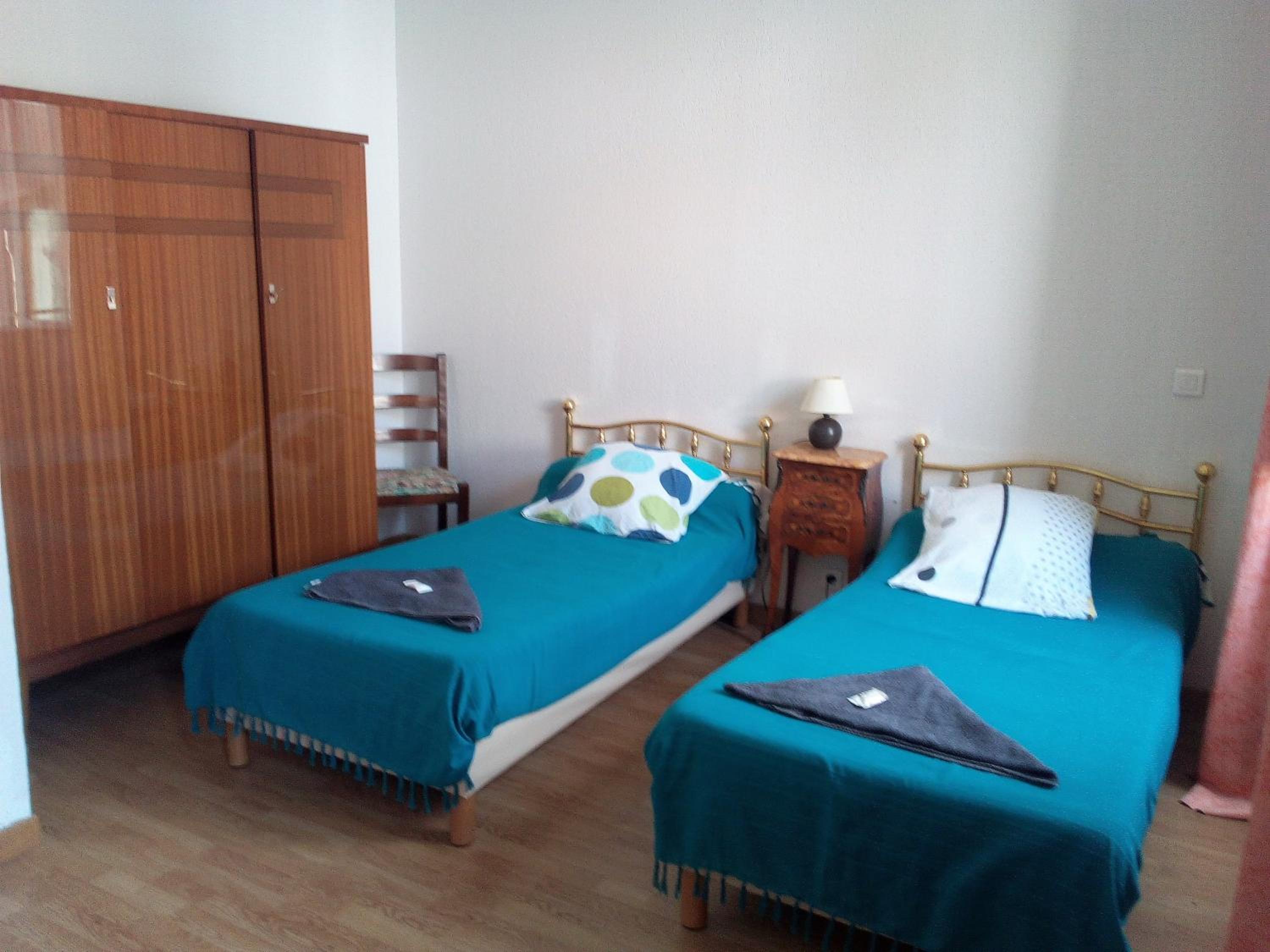 Twin Room with Private Bathroom - Photo 4