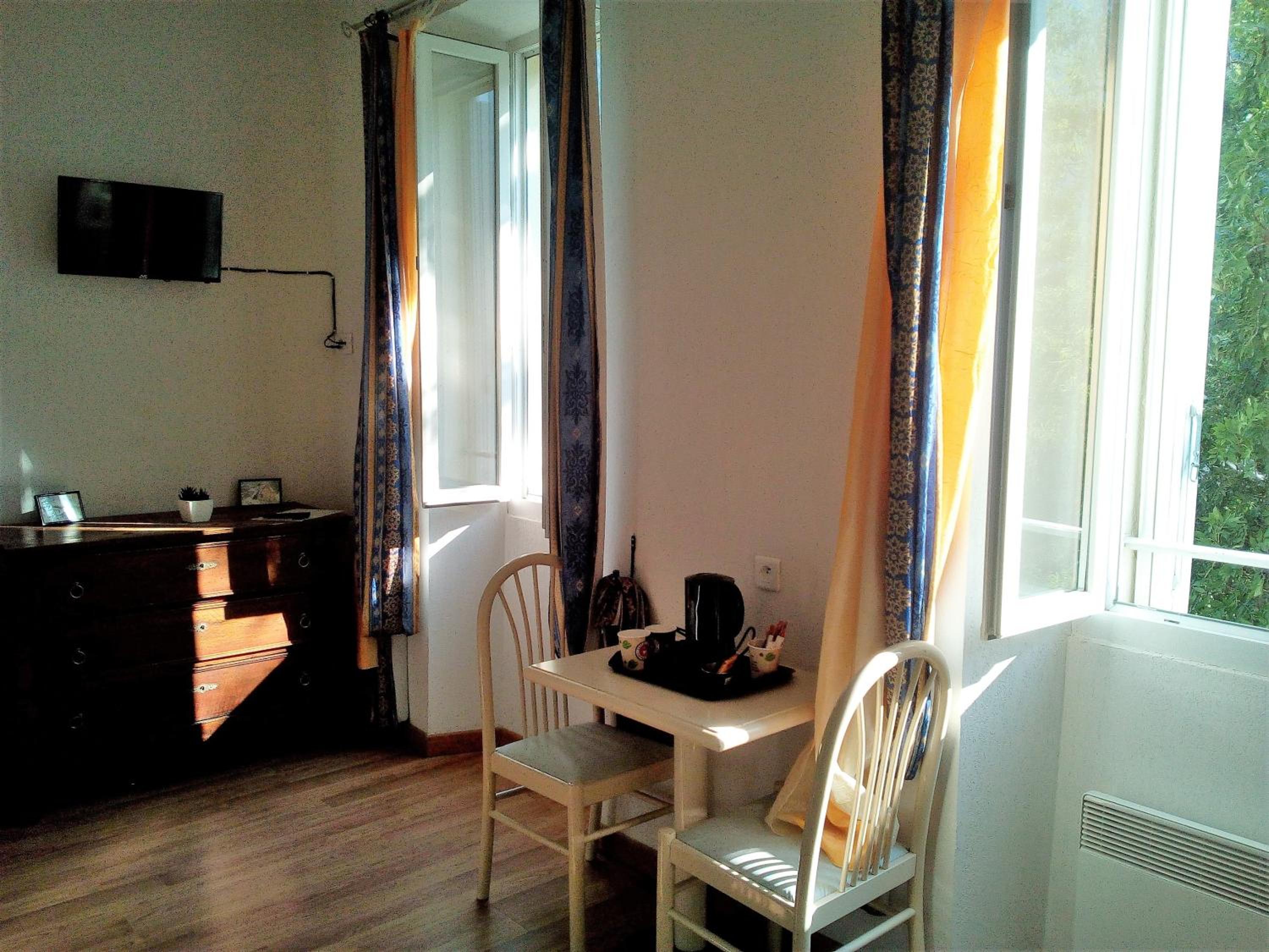 Twin Room with Private Bathroom photo 1