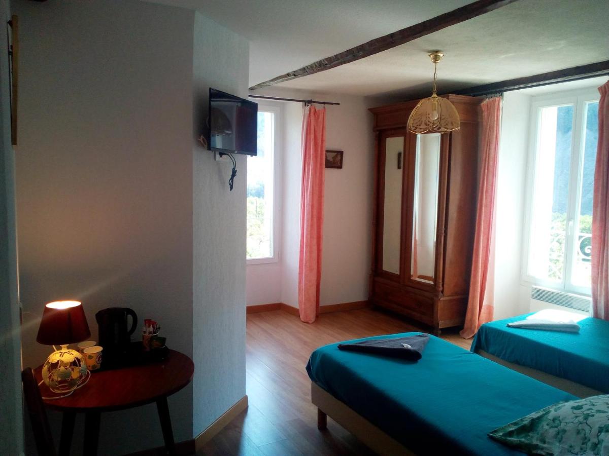 Twin Room with Private Bathroom photo 1