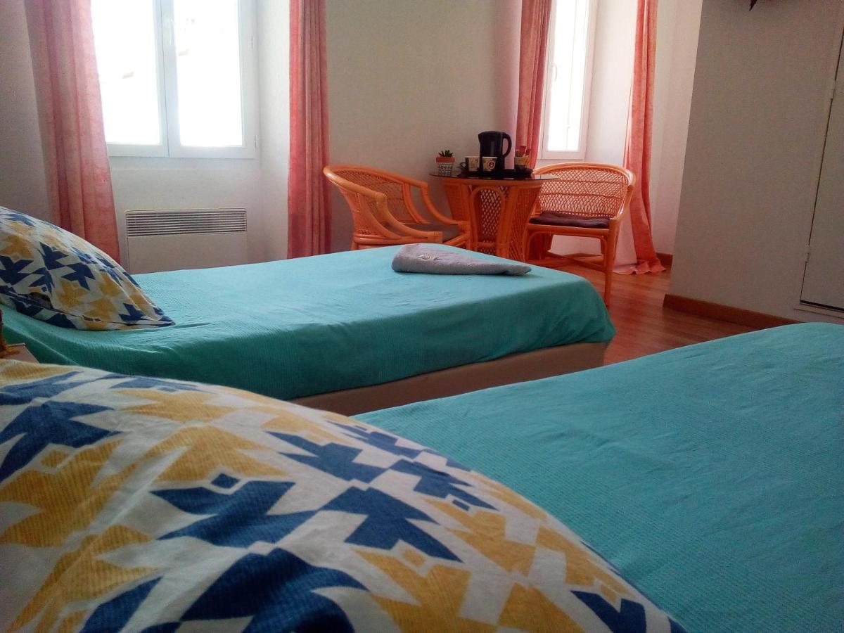 Twin Room with Private Bathroom photo 3