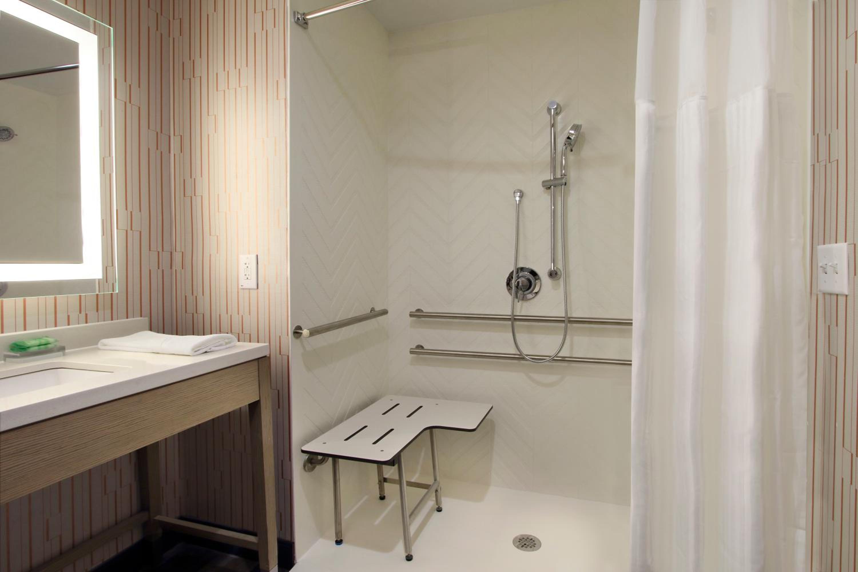 Executive King Room - Mobility Access Roll in Shower/Non-Smoking - Photo 3