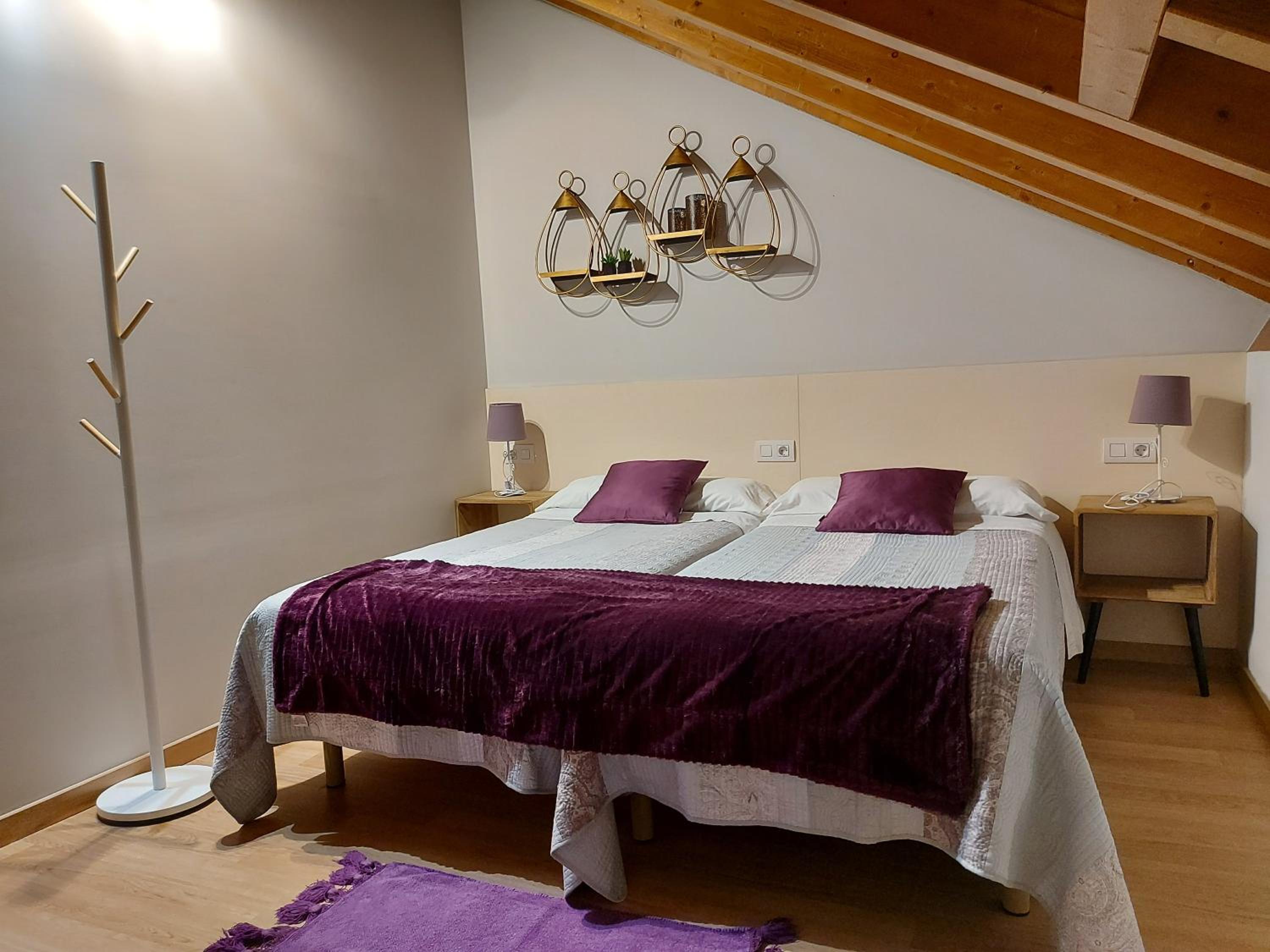 Twin Room with Private Bathroom - Photo 5