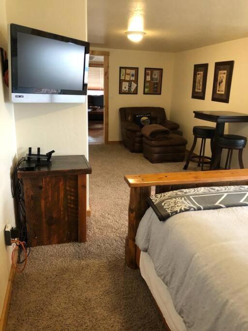 One-Bedroom House - Photo 18