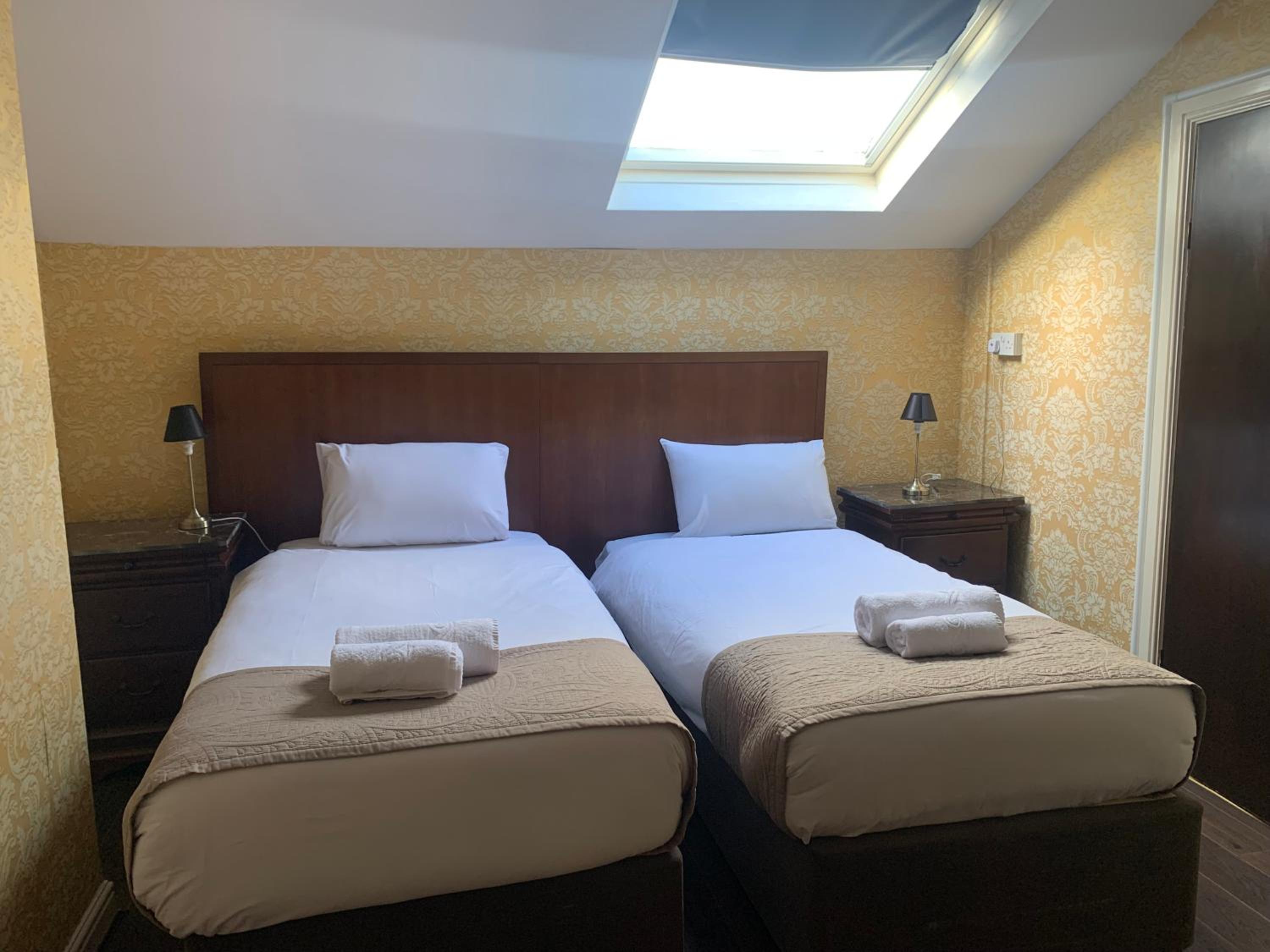 Twin Room - Photo 3