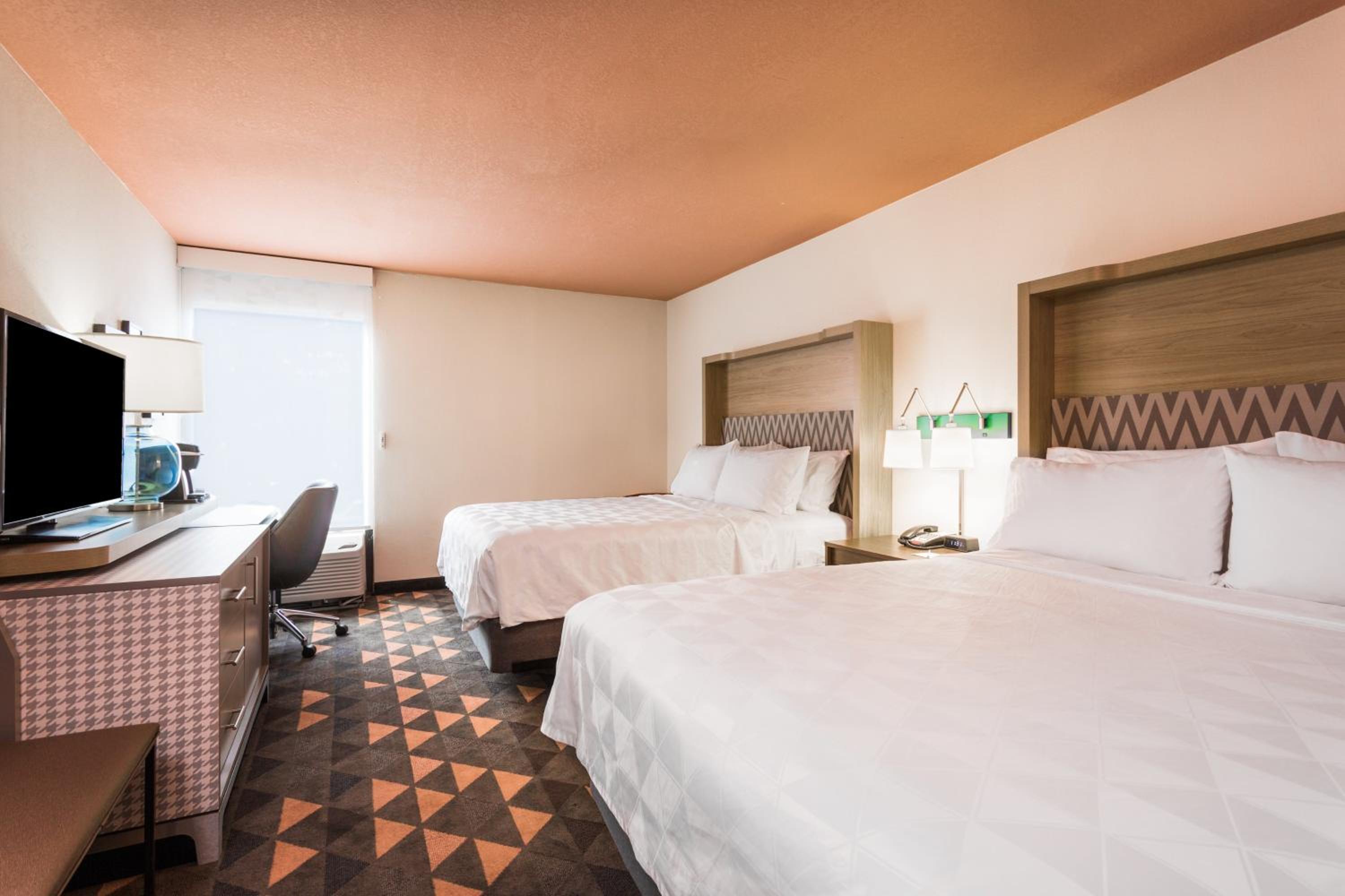 Queen Room with Two Queen Beds- Hearing Accessible Roll in Shower/Non-Smoking - Photo 1
