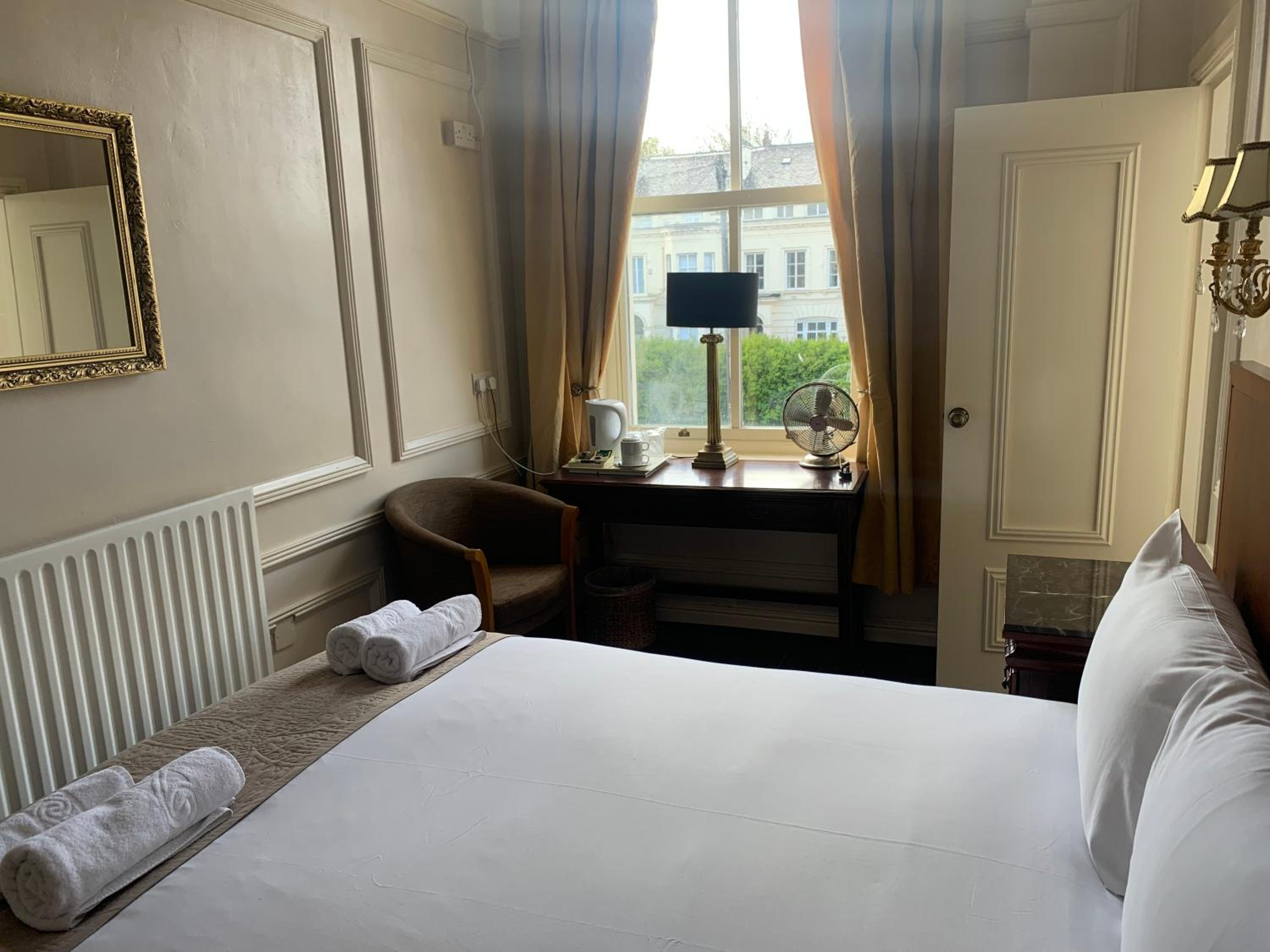 Double Room - Photo 12