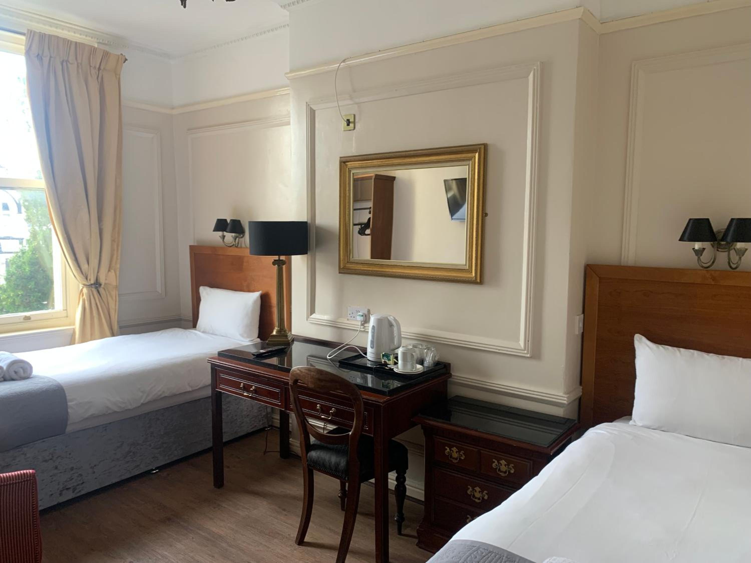 Twin Room - Photo 12