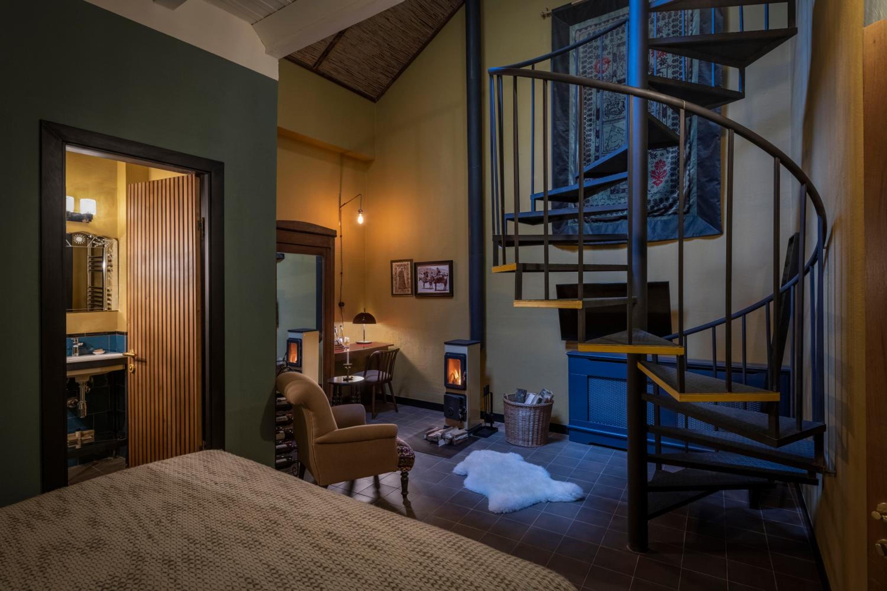 Suite with Hot Tub - Photo 1