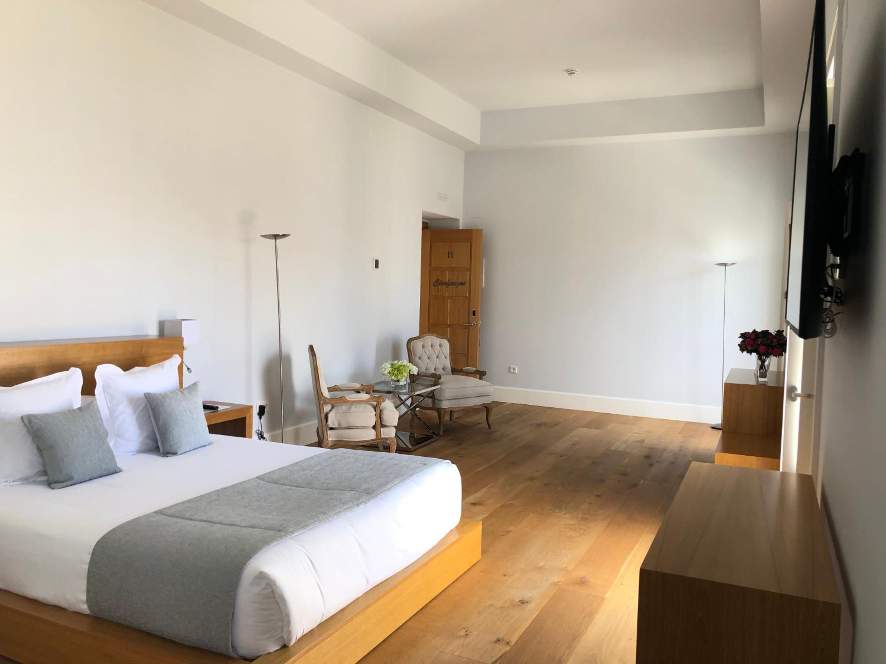 Deluxe Suite - Photo 12