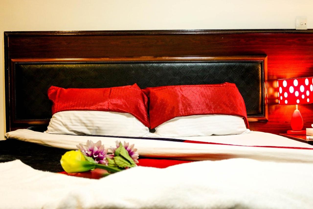 Deluxe King Suite photo 1
