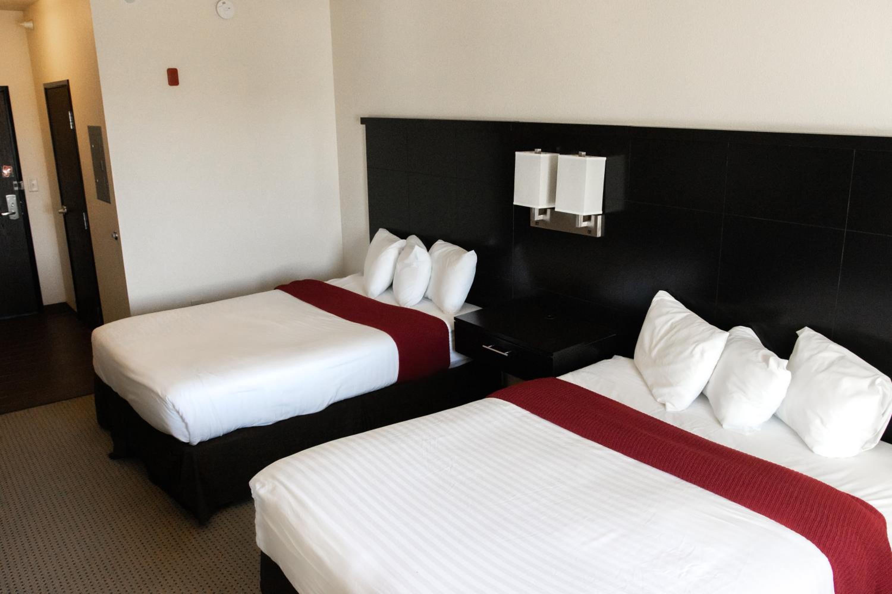 Deluxe Queen Room with Two Queen Beds photo 1