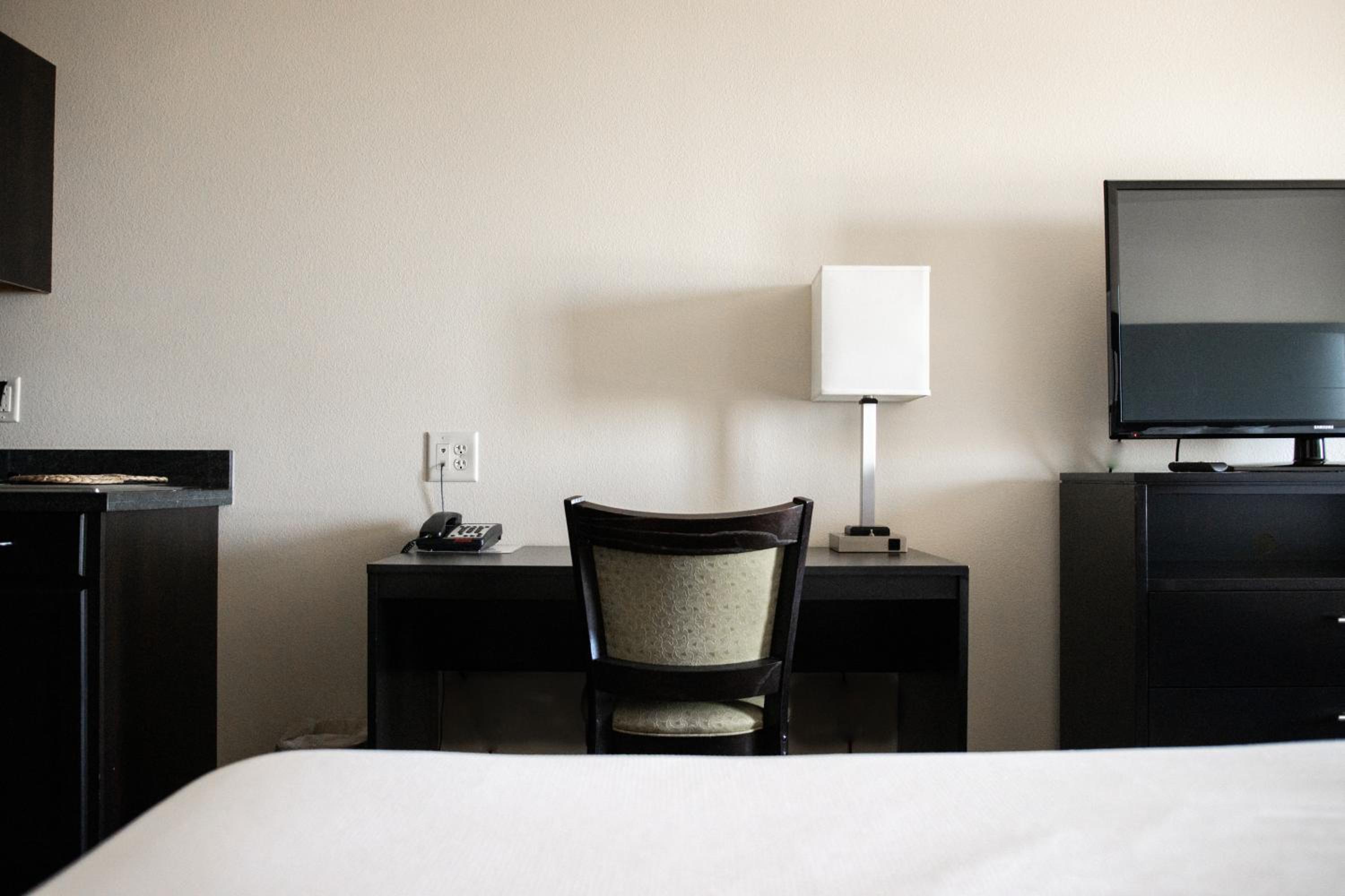 Deluxe King Suite photo 1