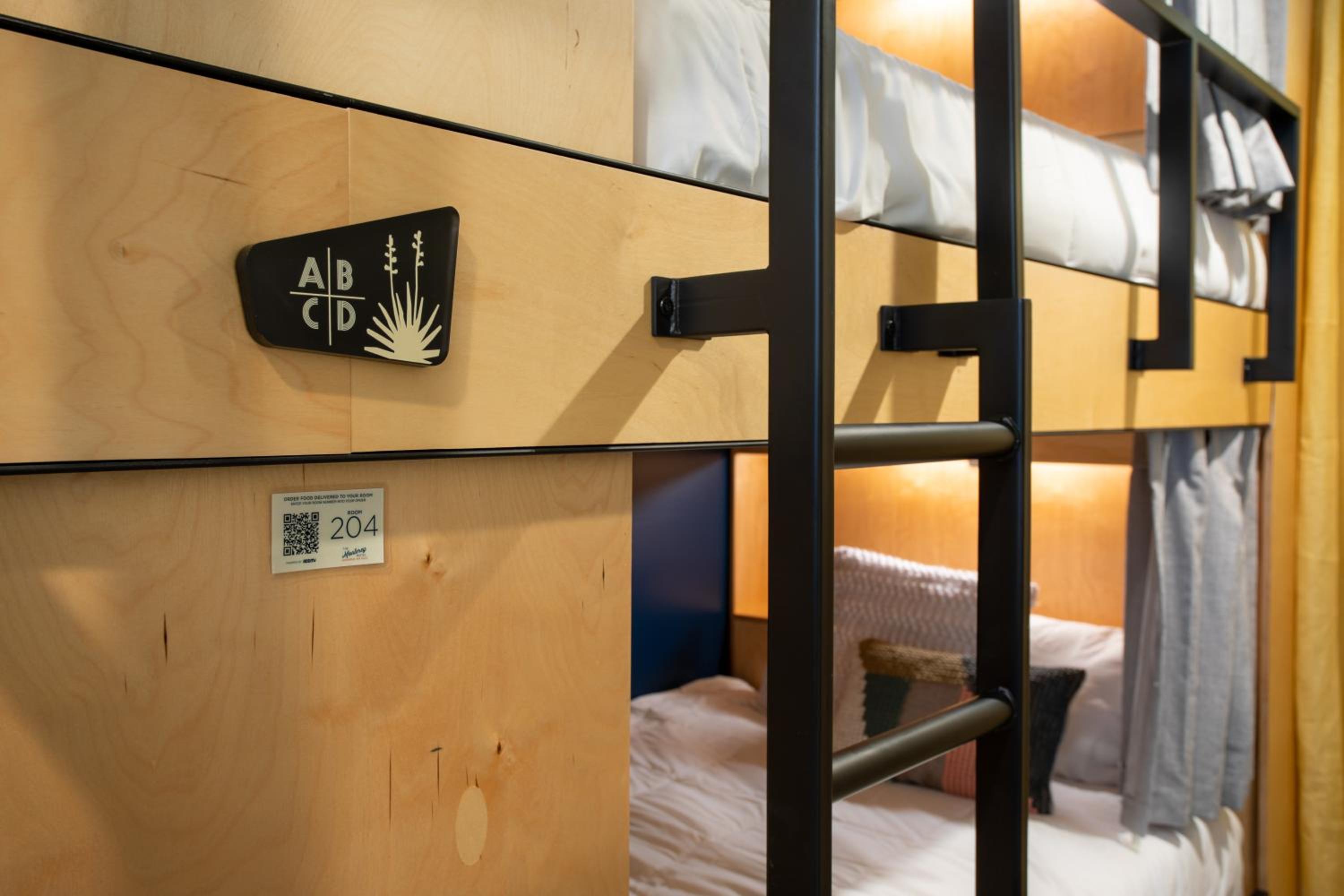 Family/Group Room, 1 Queen Bed and 4 Twin Bunk Beds photo 2