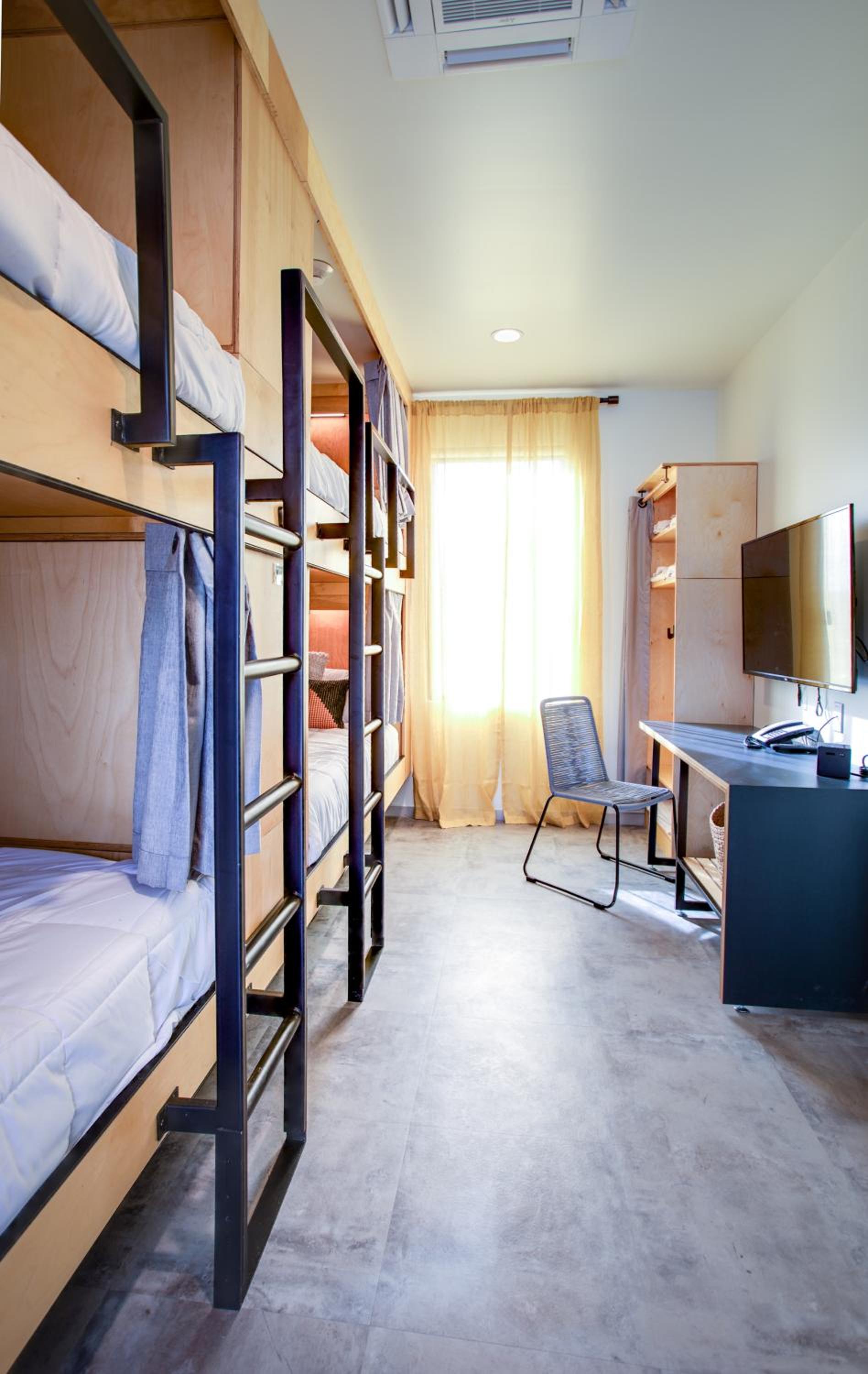 Family/Group Room, 1 Queen Bed and 6Twin Bunk Beds photo 1