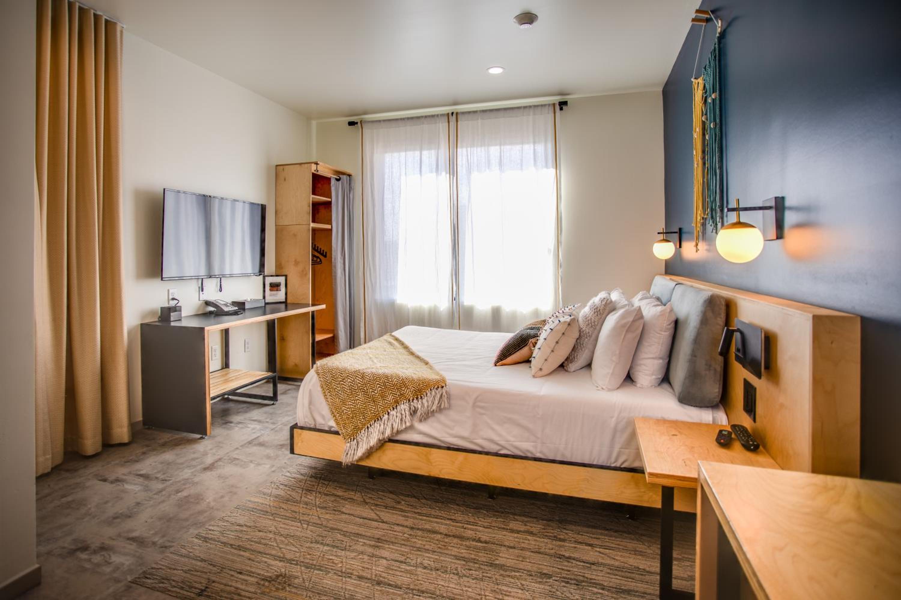 Family/Group Room, 1 Queen Bed and 6Twin Bunk Beds photo 3