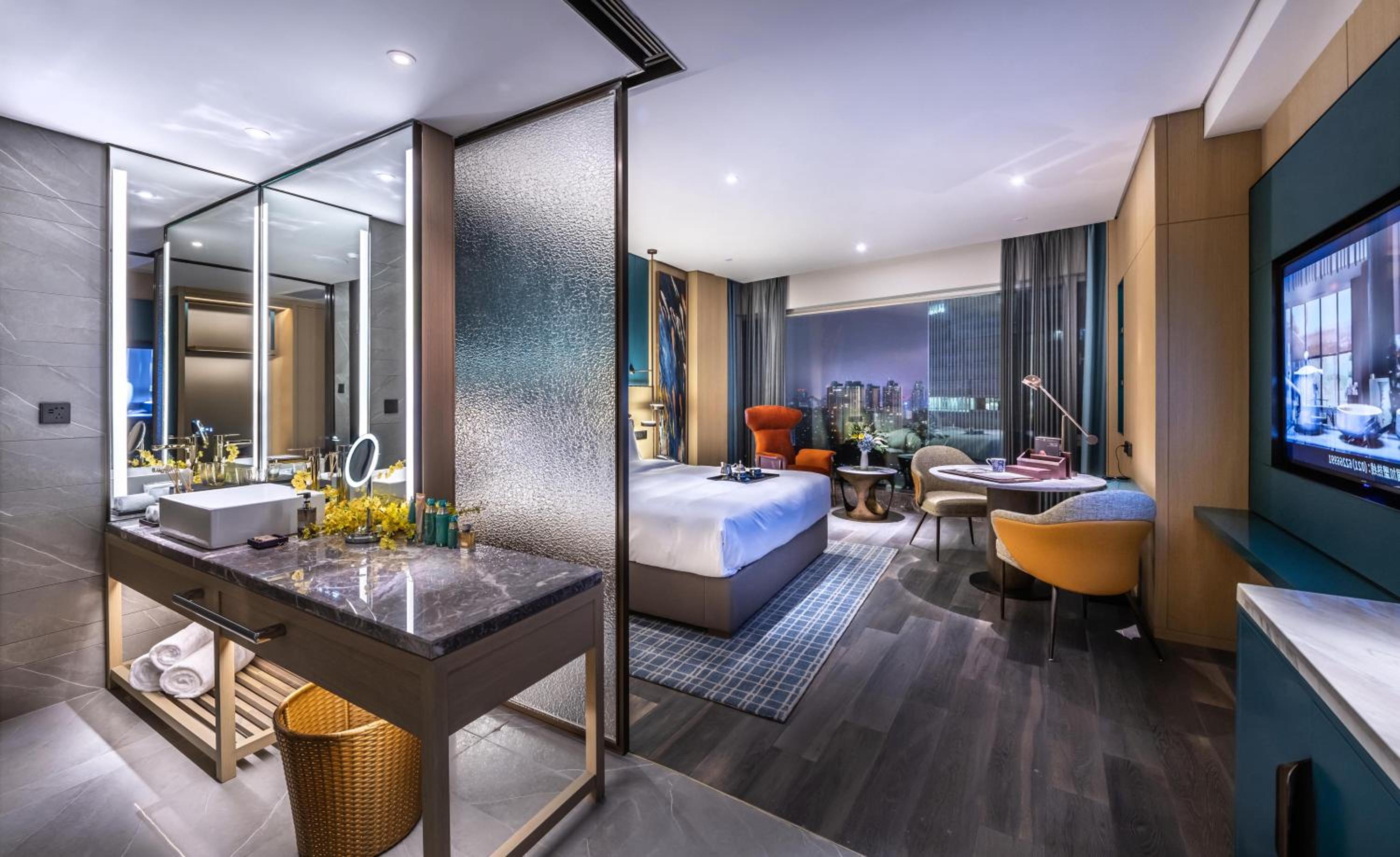 Stylish City View King Room - Photo 3