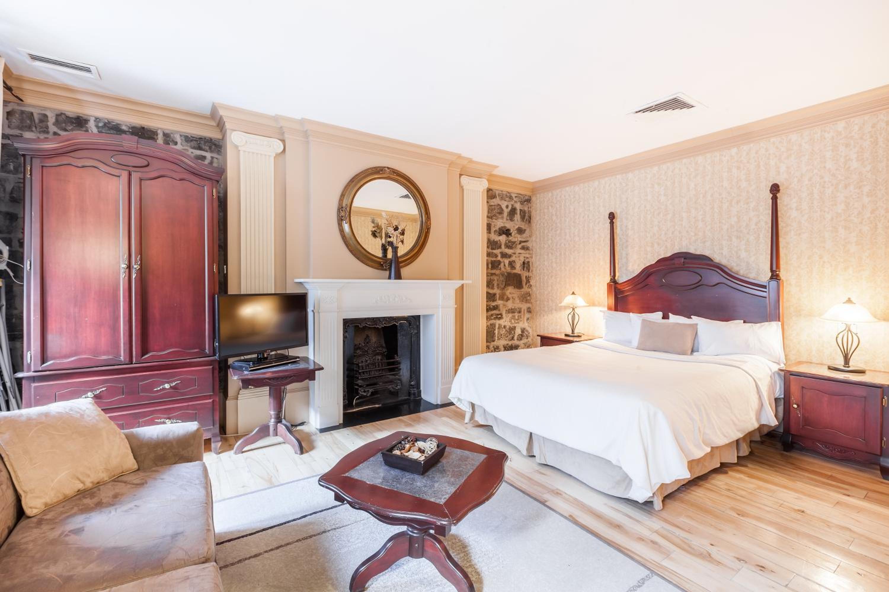Queen Room photo 2
