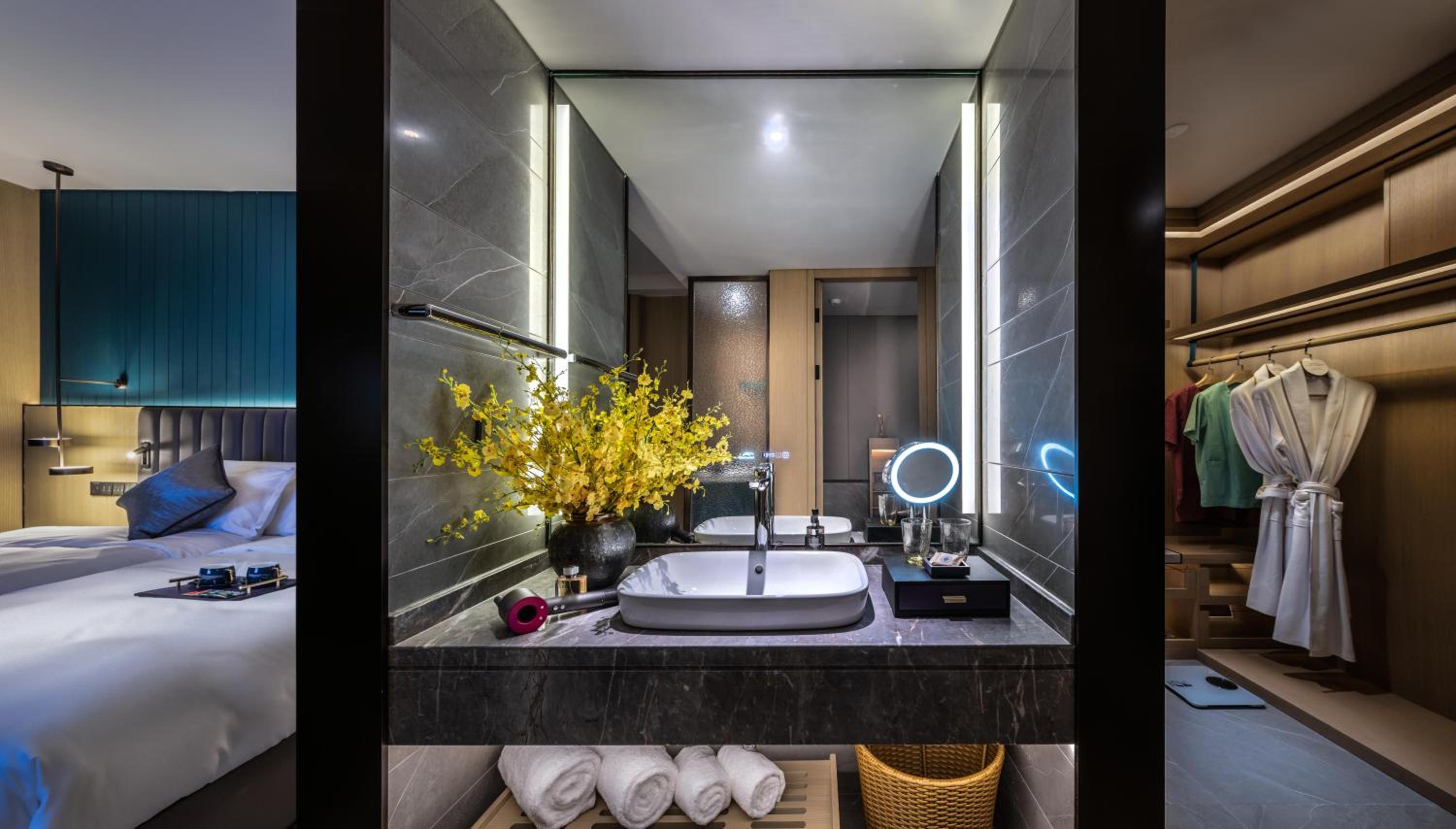 Stylish City View Twin Room							 - Photo 2