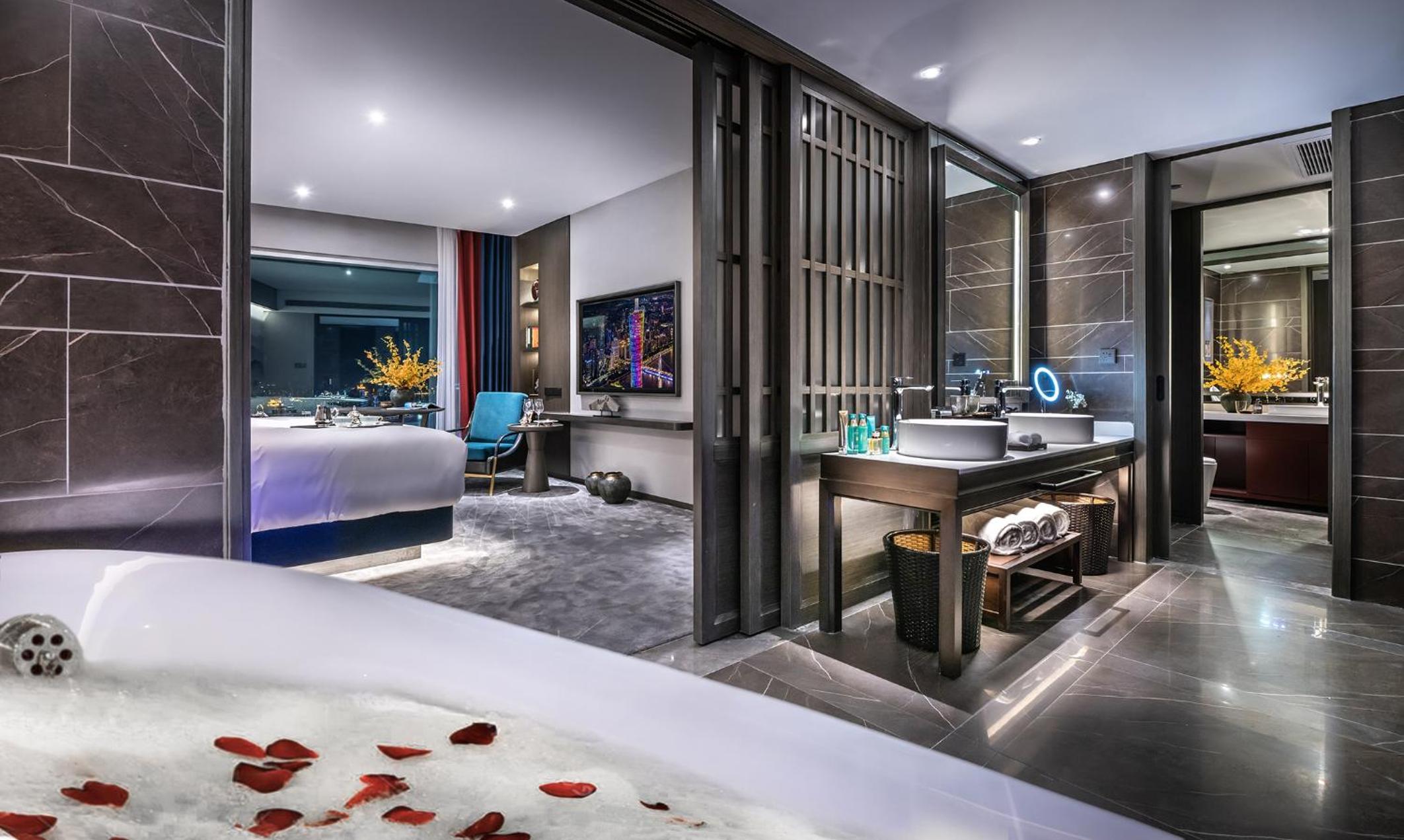 Deluxe 270°Canton Tower River View Suite - Photo 2