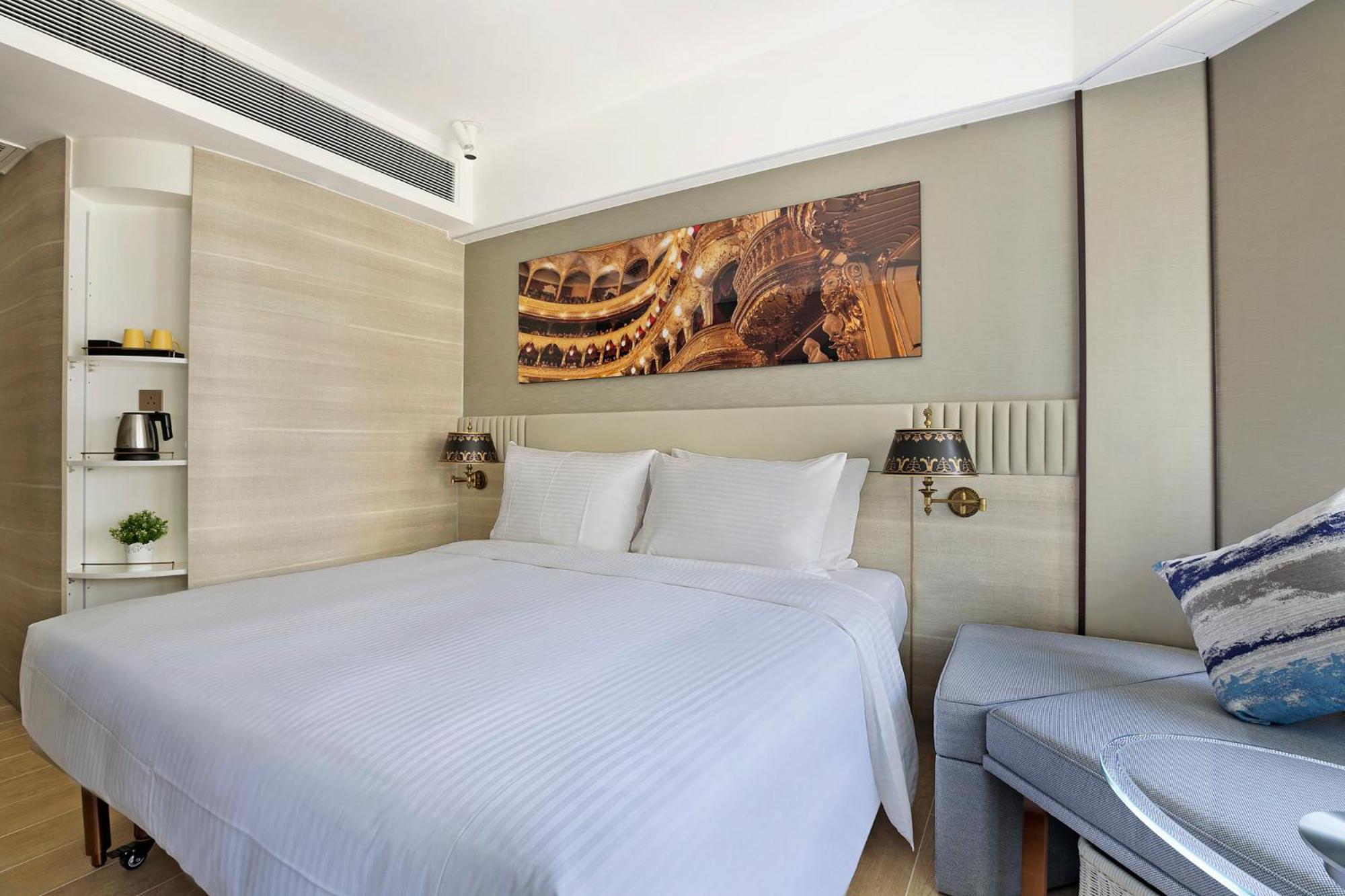 Alex Clover City View Triple Room
