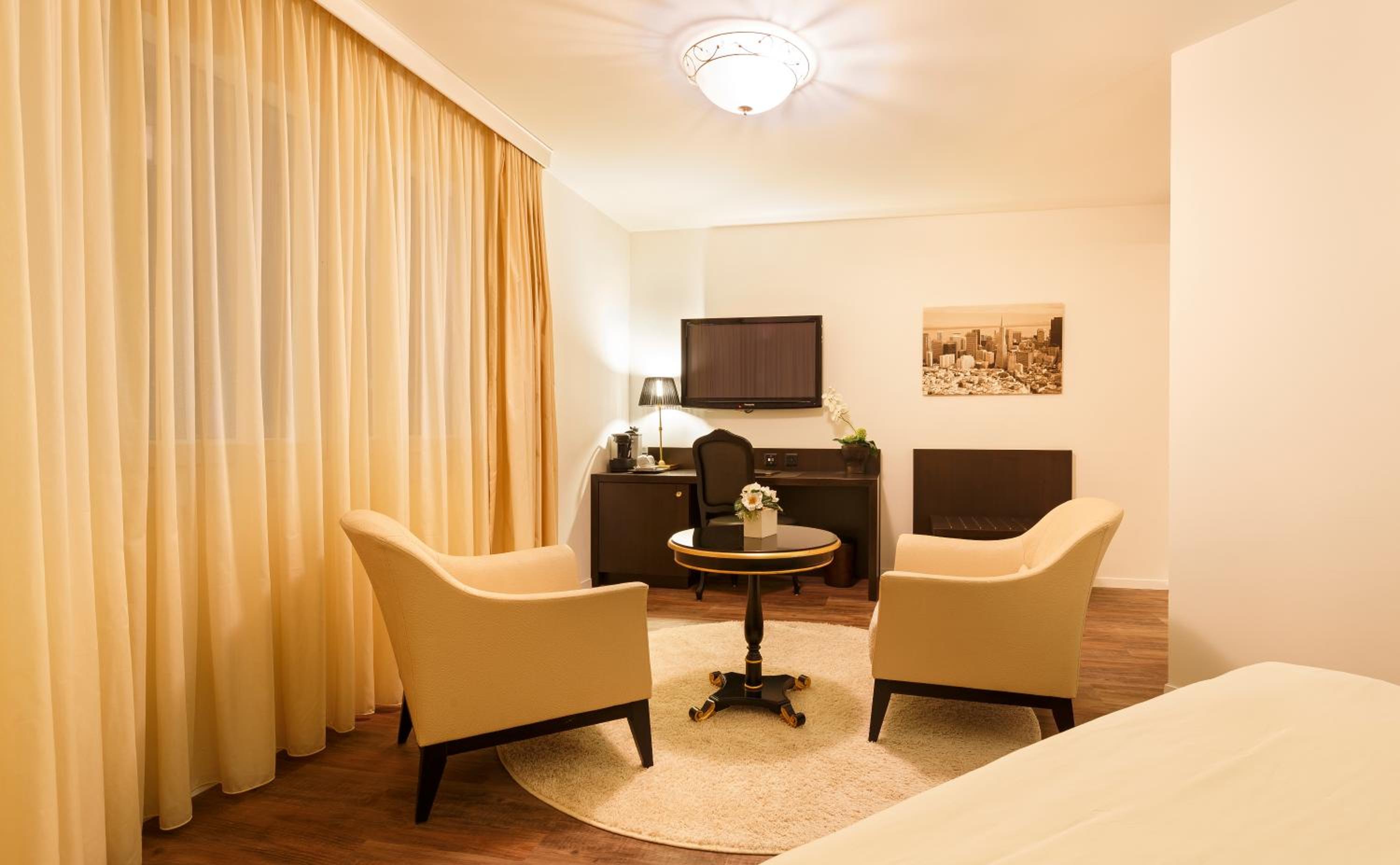 Junior Suite with Air Con - Photo 2
