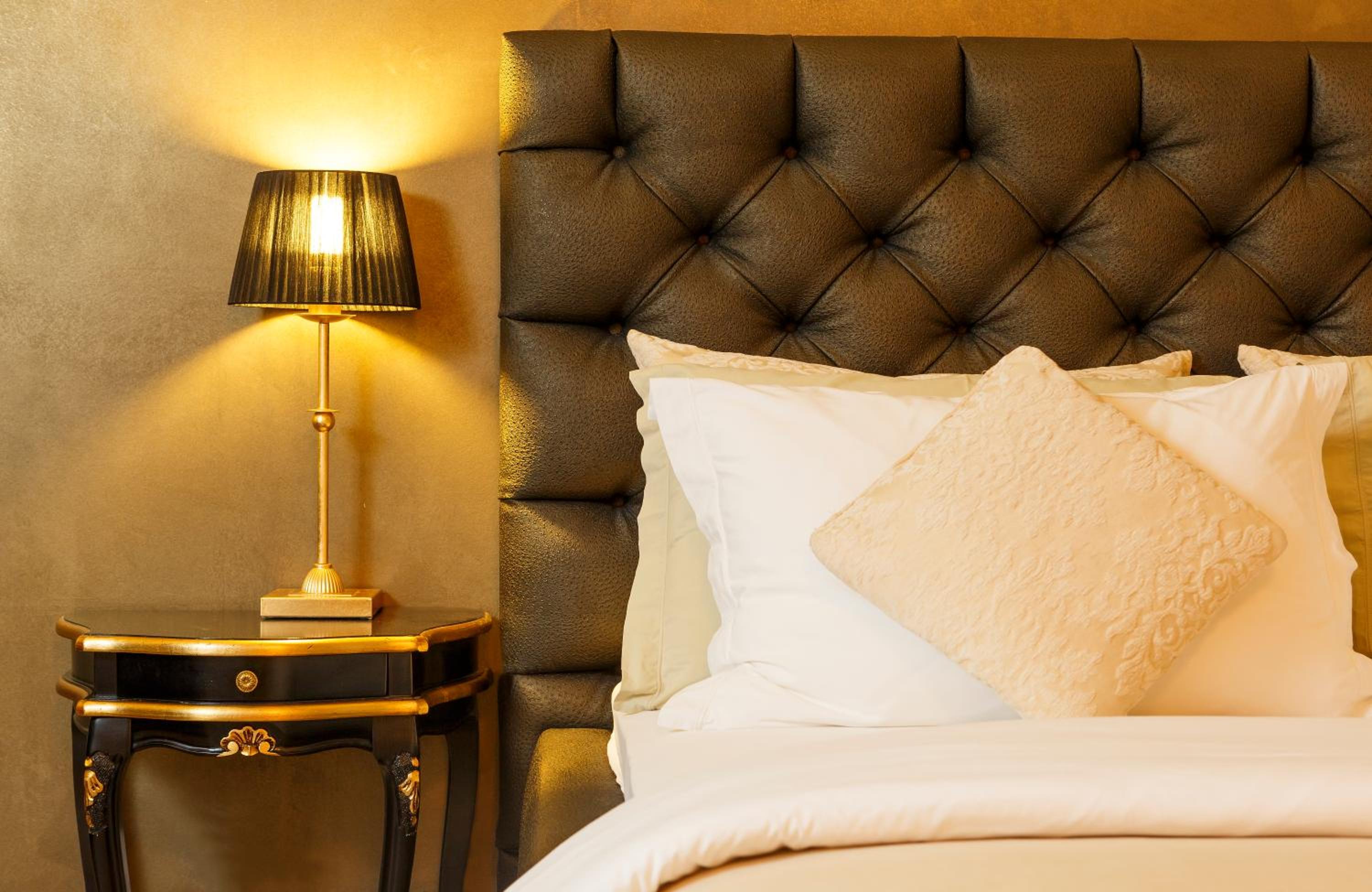 Junior Suite with Air Con - Photo 8