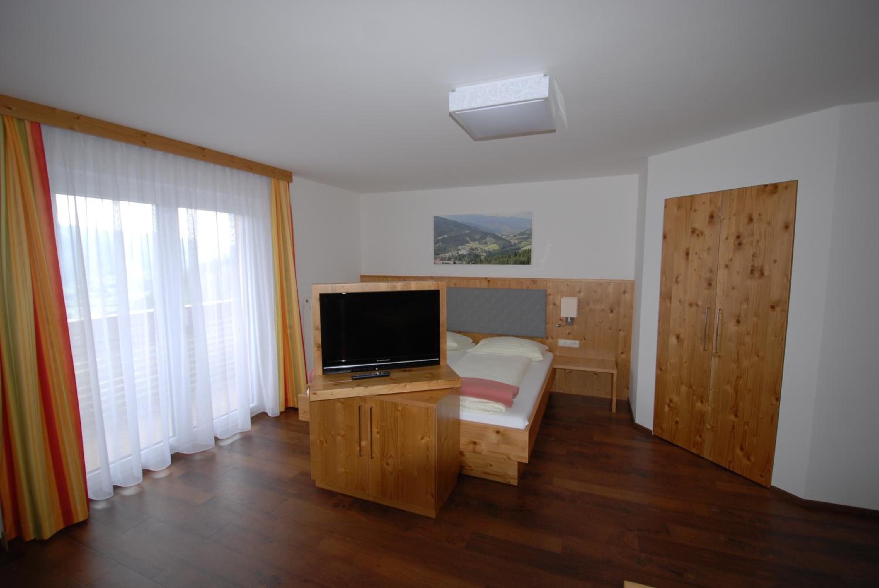 Family Room With Balcony photo 2