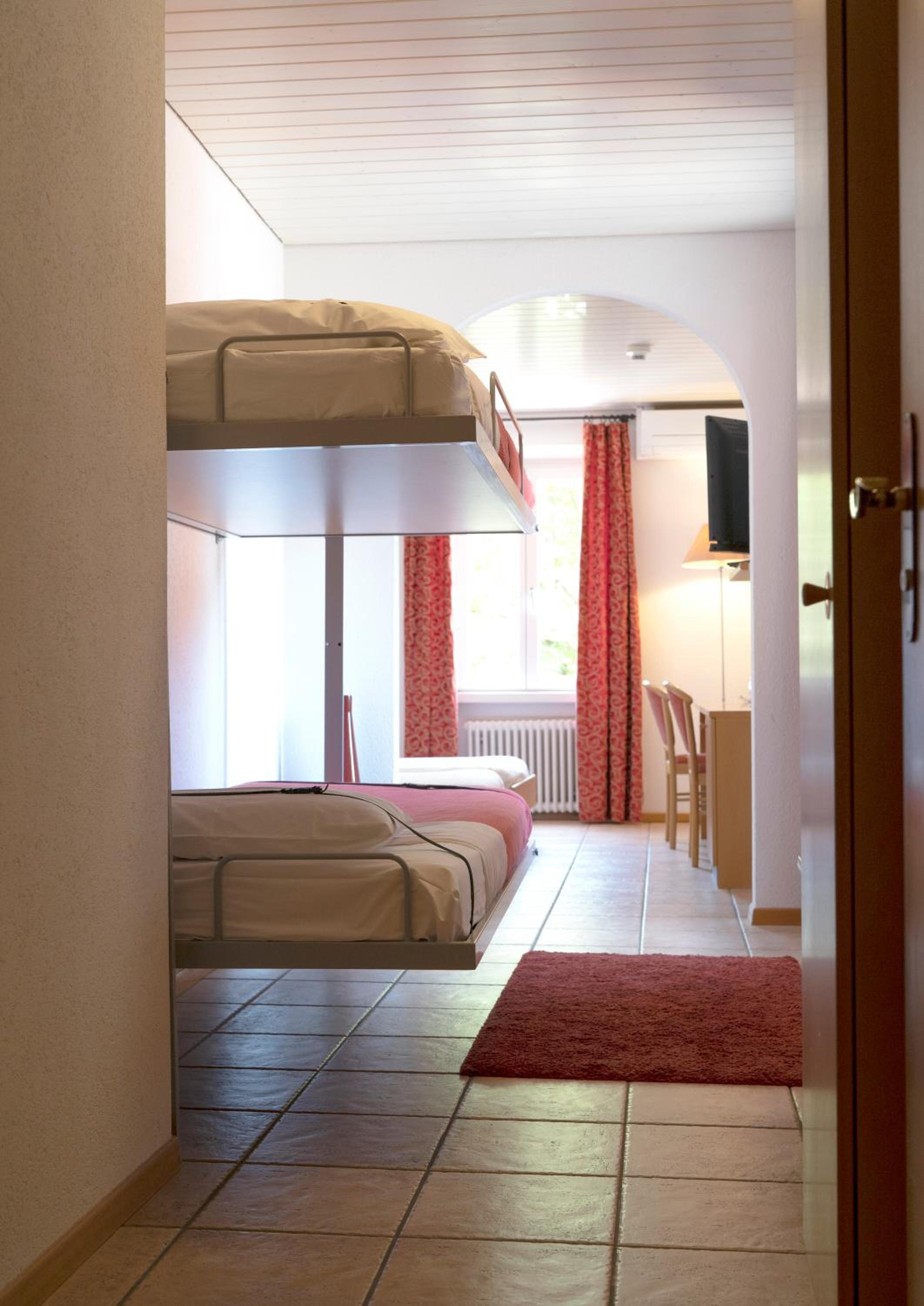 Quadruple Room with Shower - Photo 3