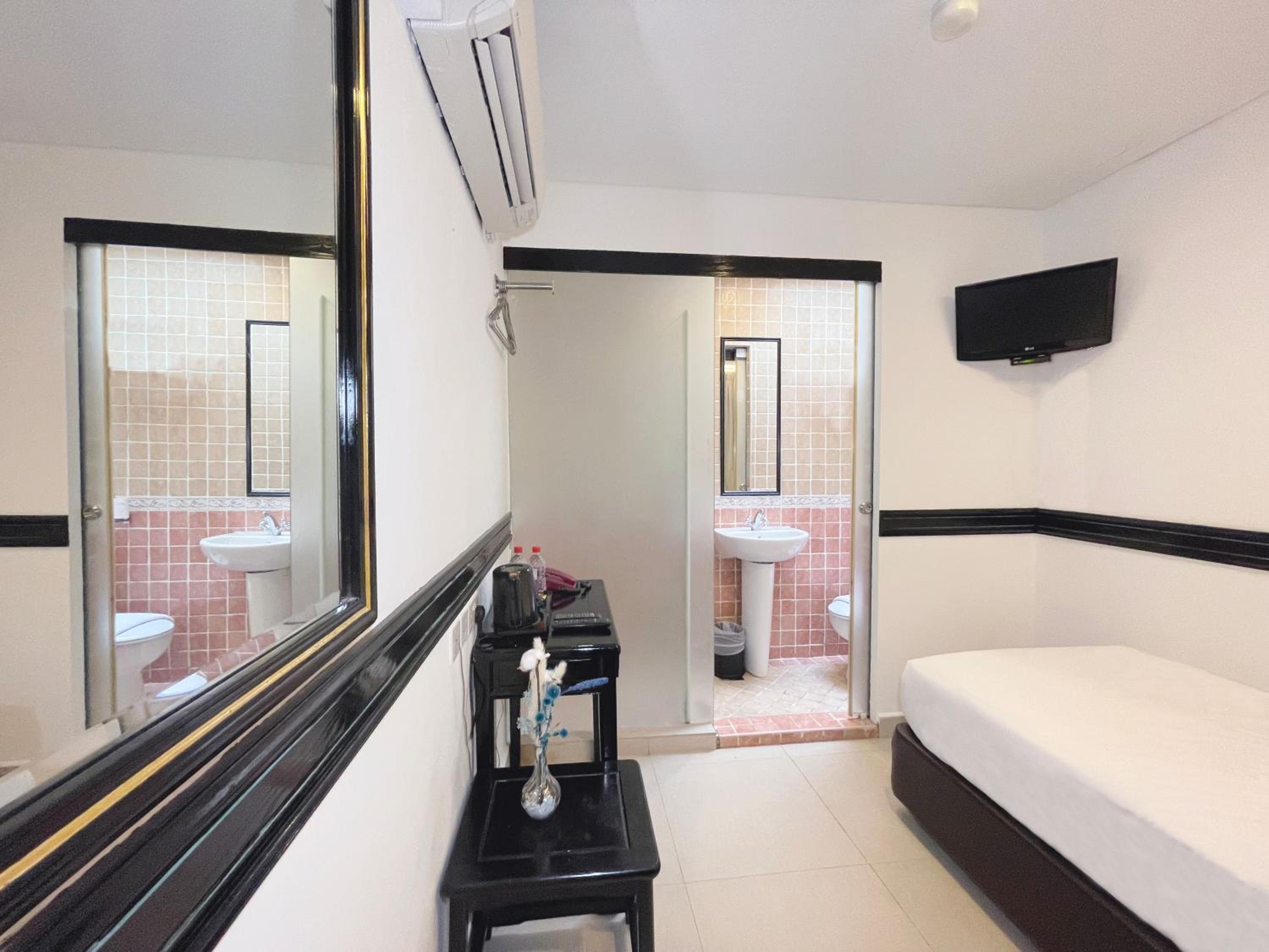 Standard Single room with Skylight (No Windows)