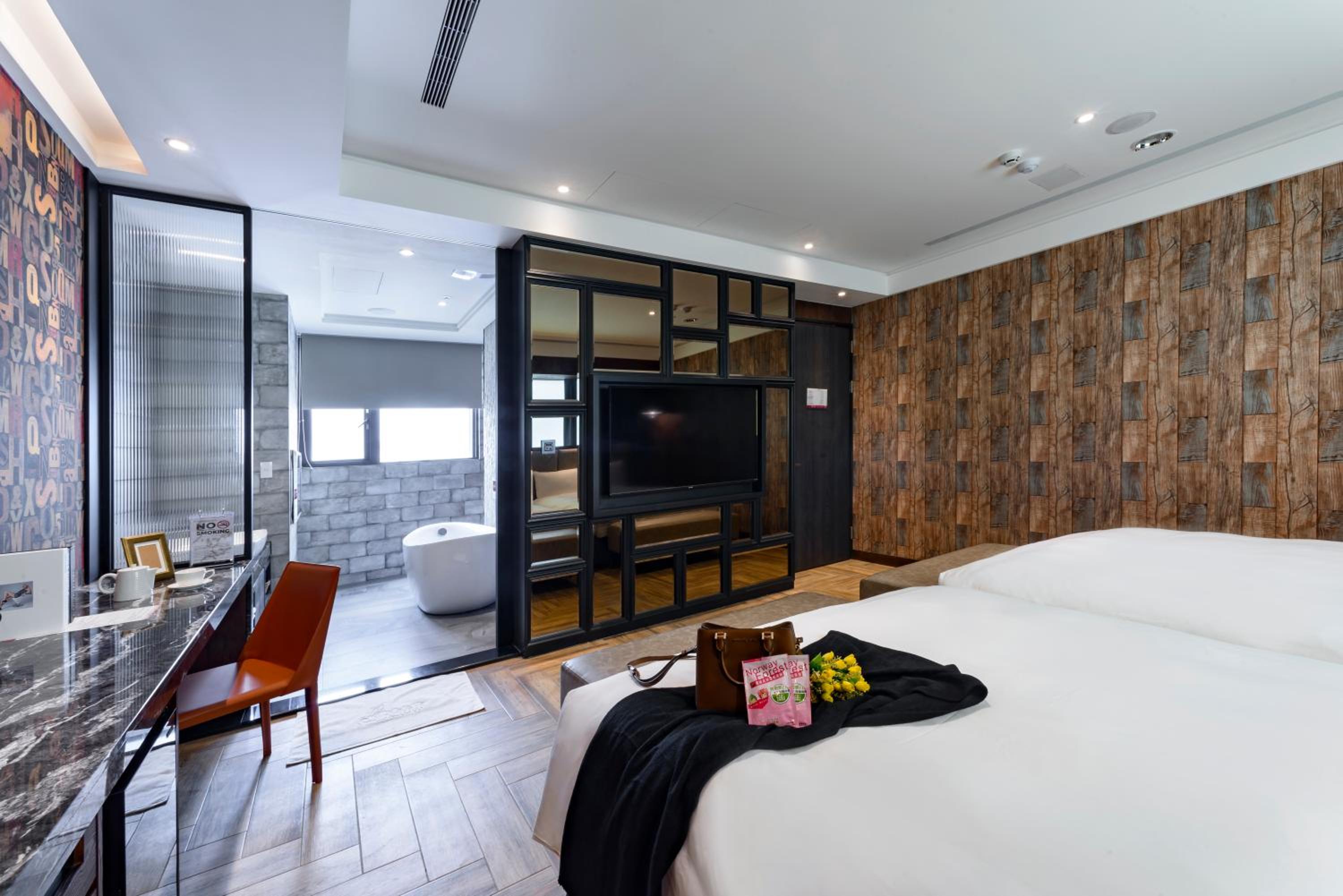 Check-in after 18:00 - Standard Quadruple Room - Photo 10