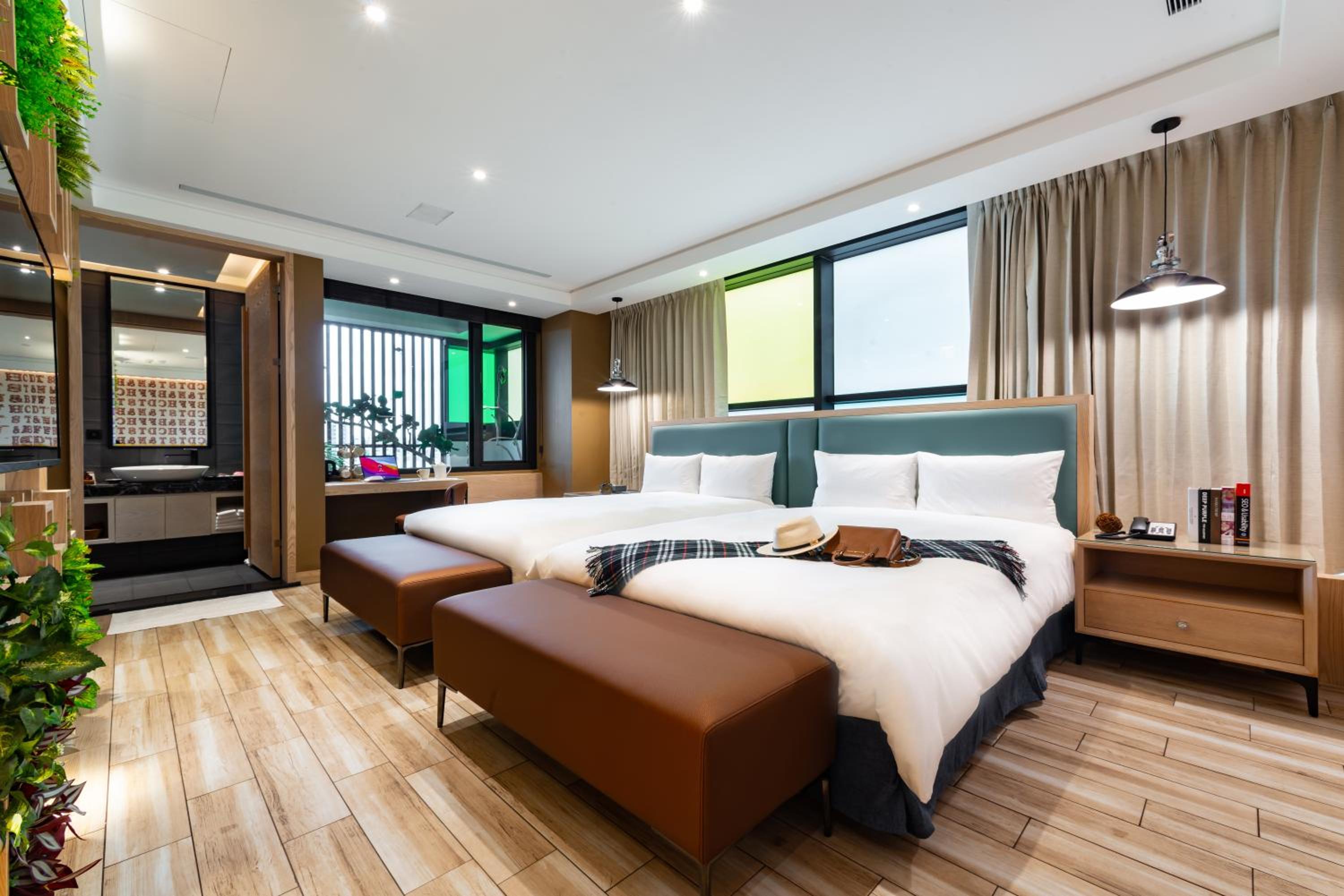 Check-in after 18:00 - Deluxe Quadruple Room - Photo 1