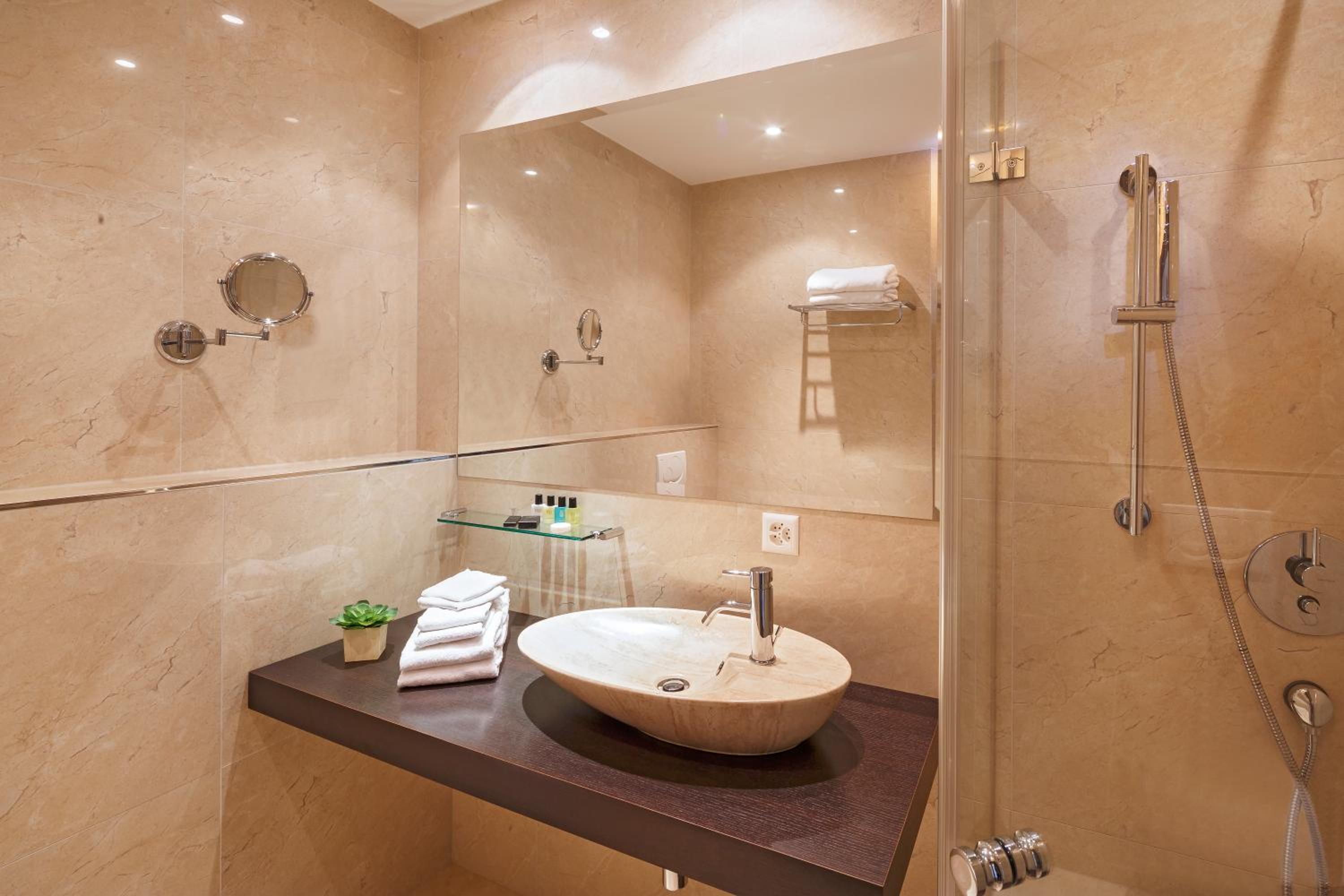 Junior Suite with Air Con - Photo 3