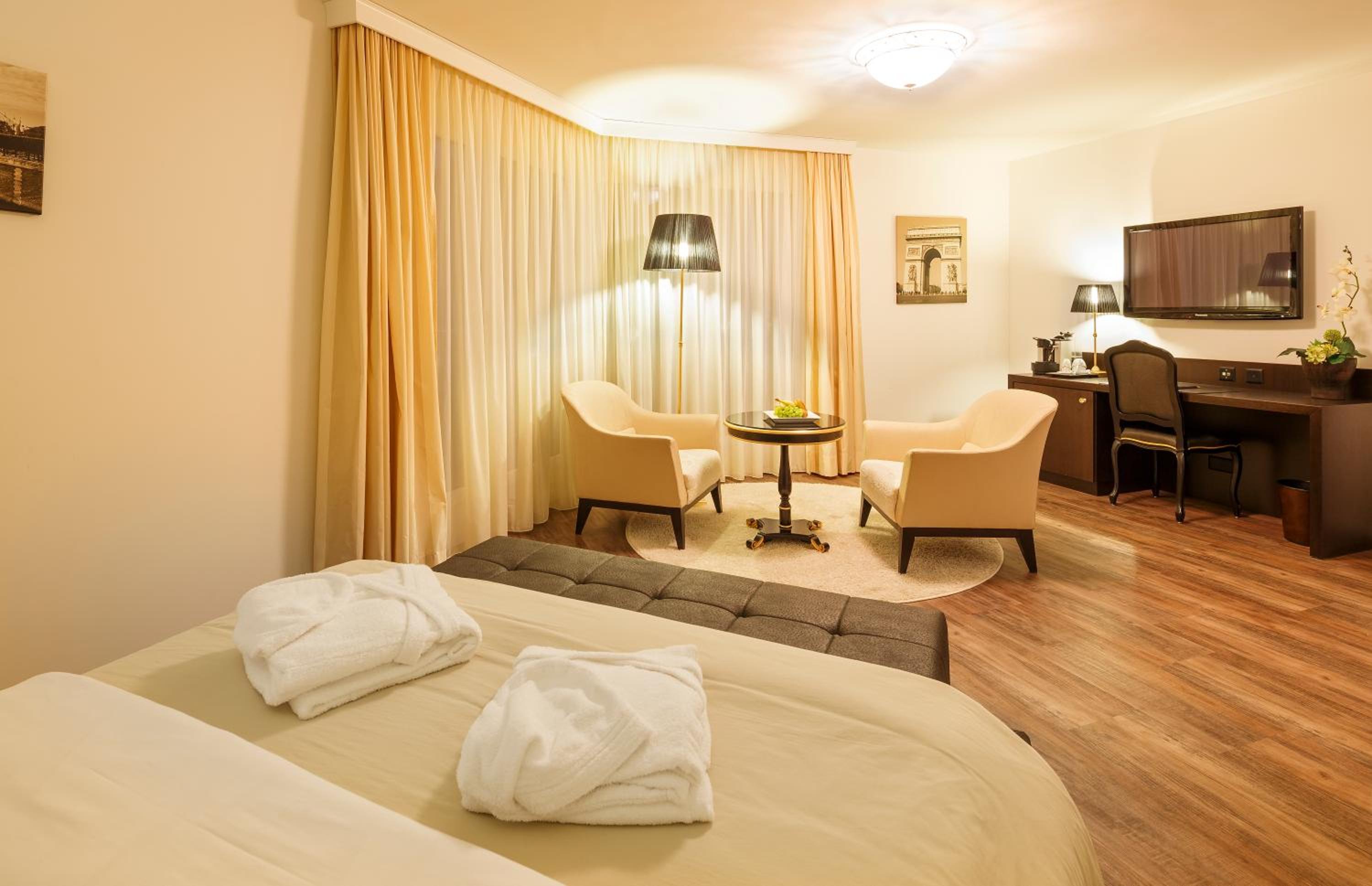 Junior Suite with Air Con - Photo 6