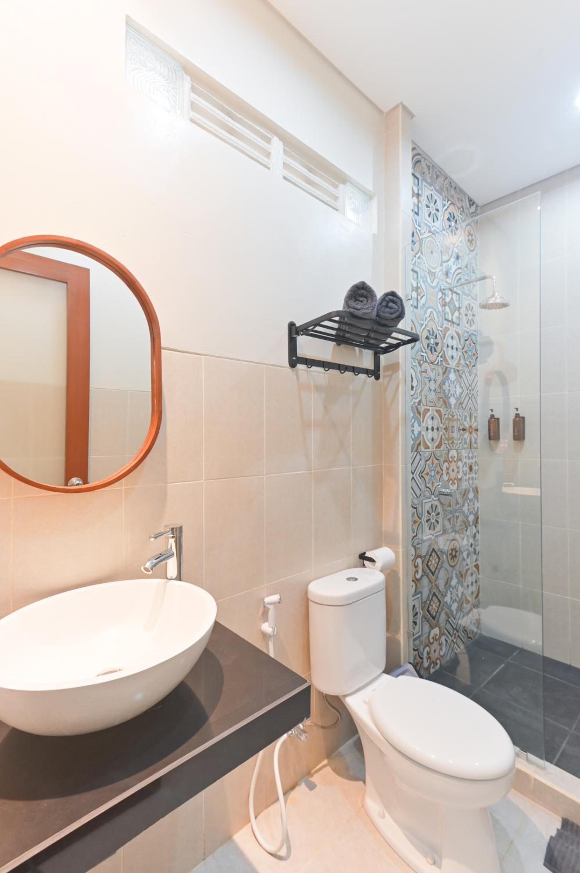 Twin Room with Private Bathroom - Photo 7