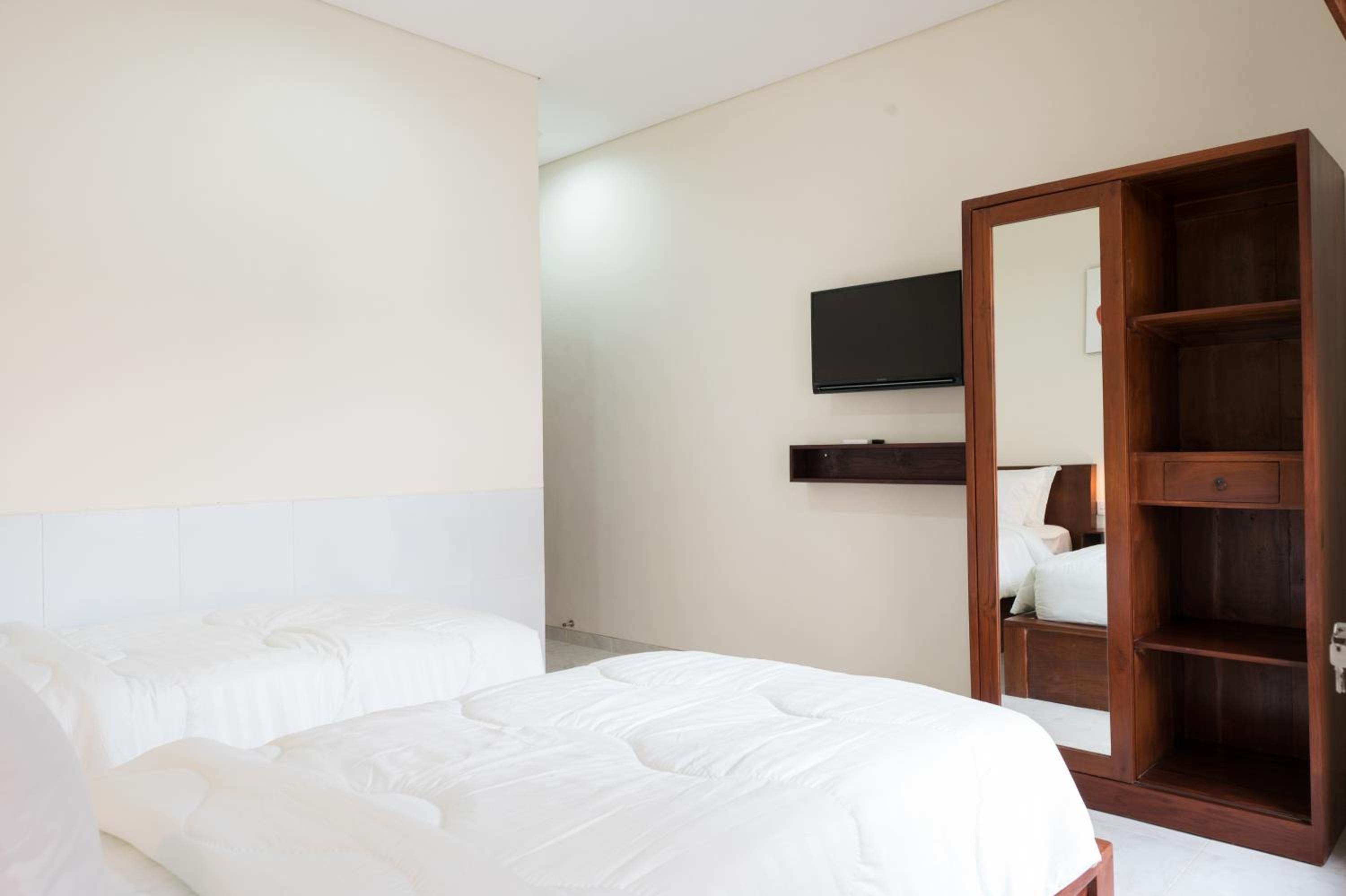 Twin Room with Private Bathroom - Photo 12