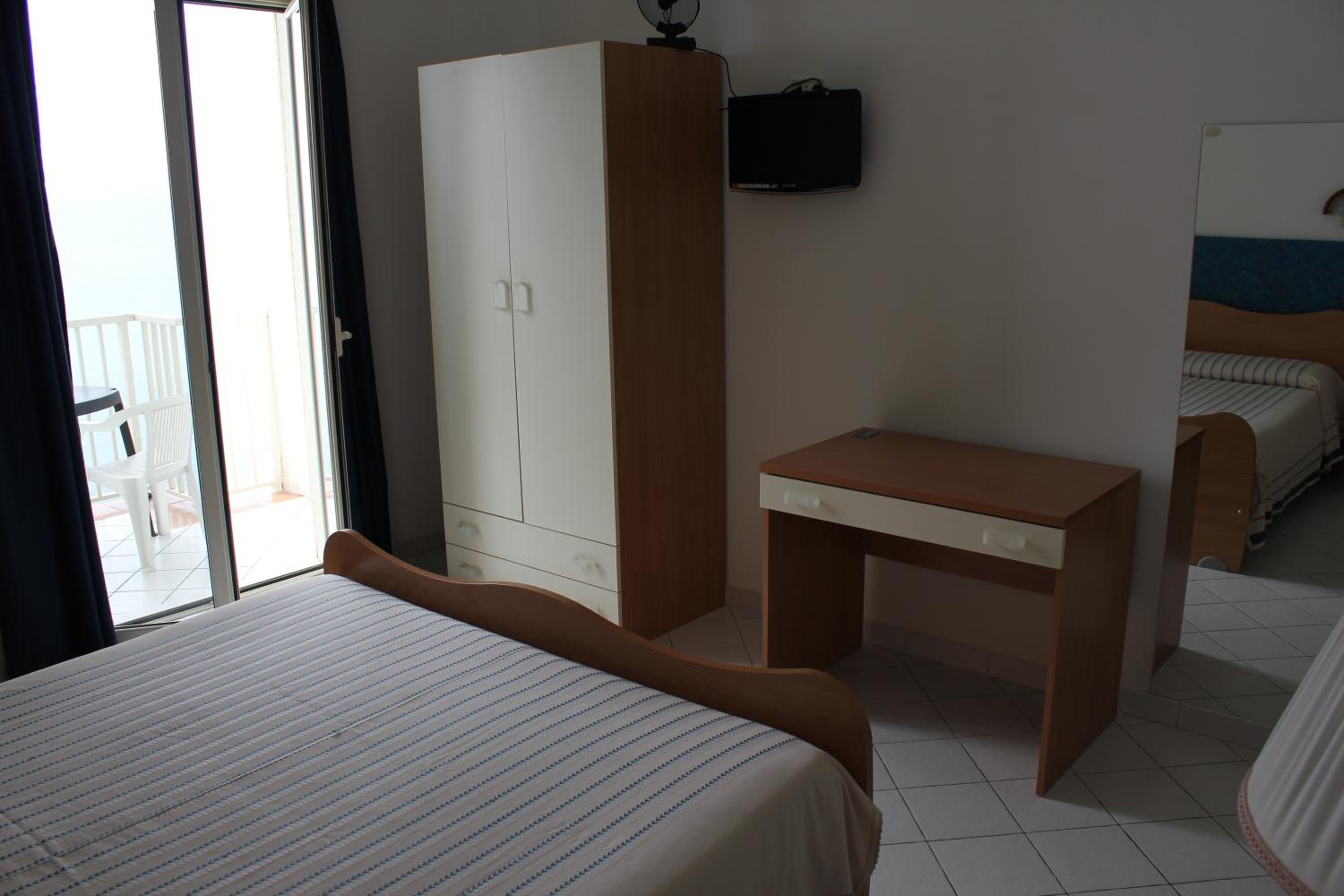 Double Room with Balcony and Sea View - Photo 3