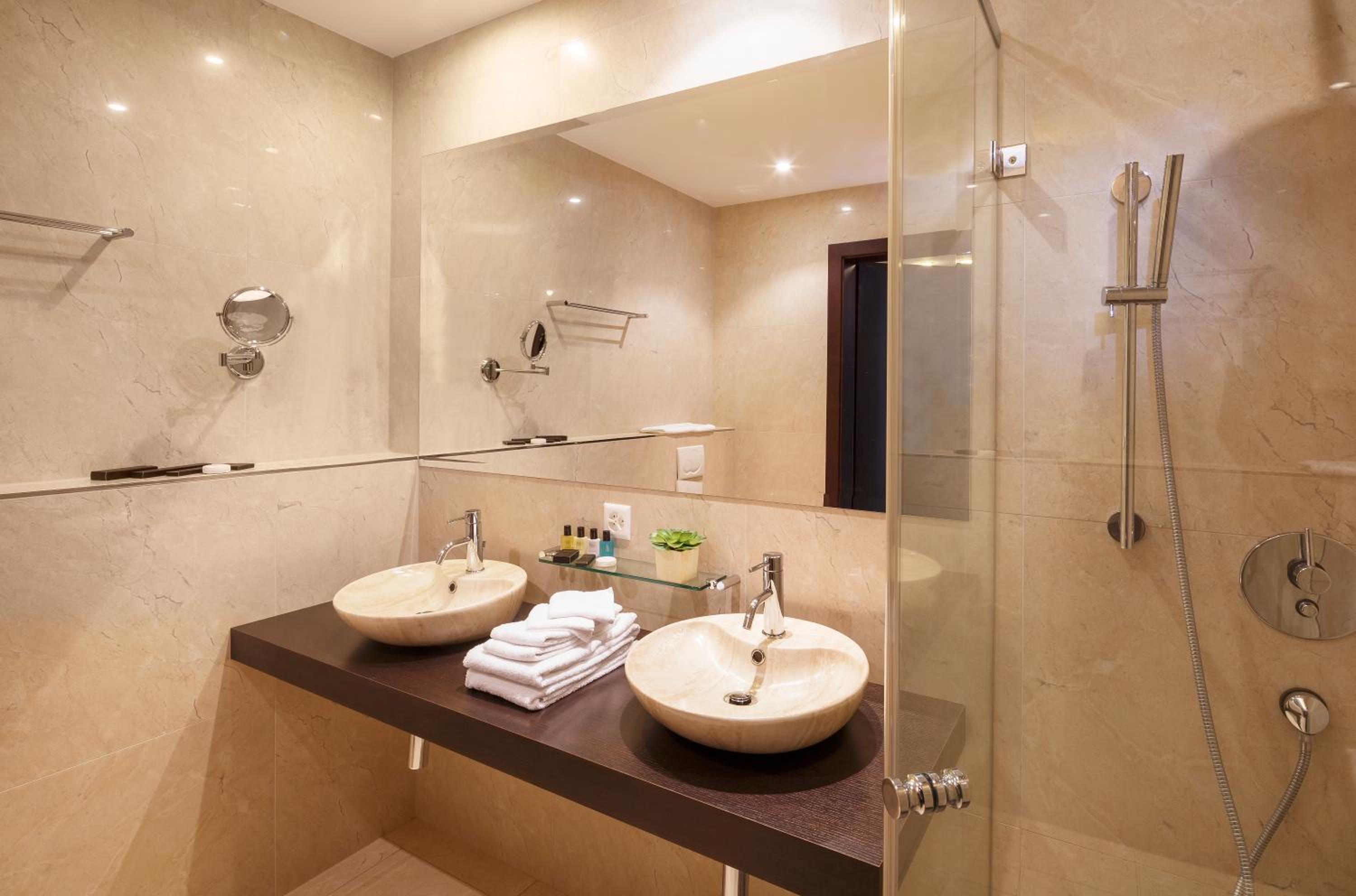 Junior Suite Deluxe with Bathtub for 2 People and Air Con - Photo 3