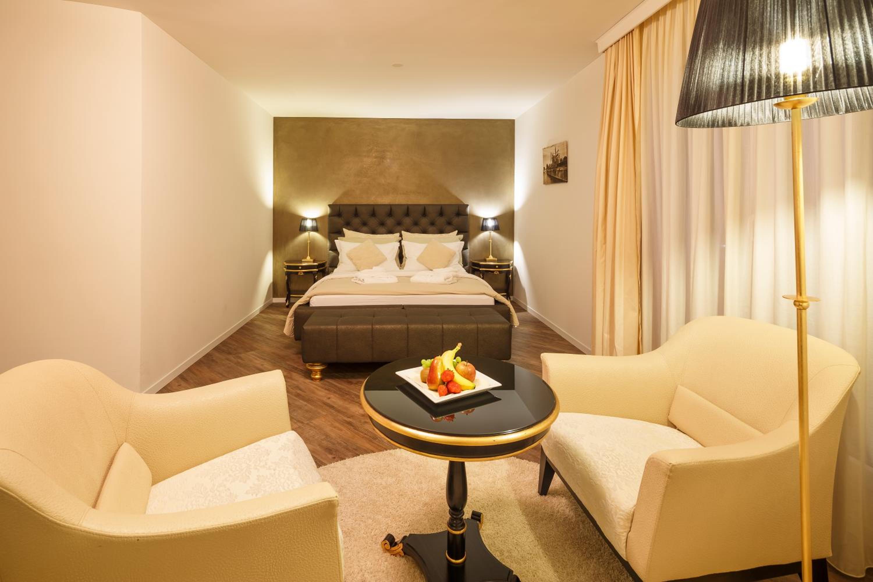 Junior Suite with Air Con - Photo 4