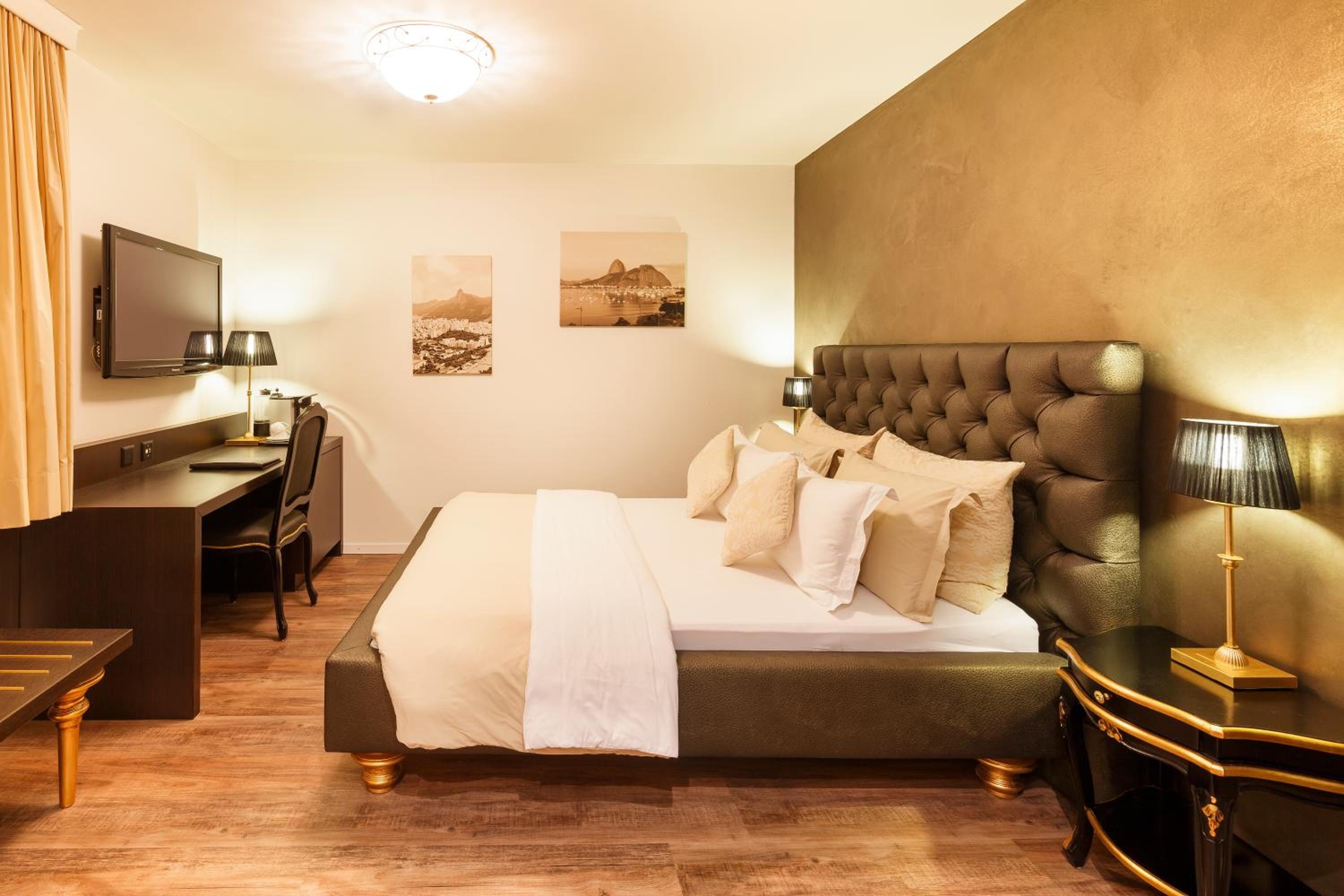 Standard Queen Room with Air Con photo 3